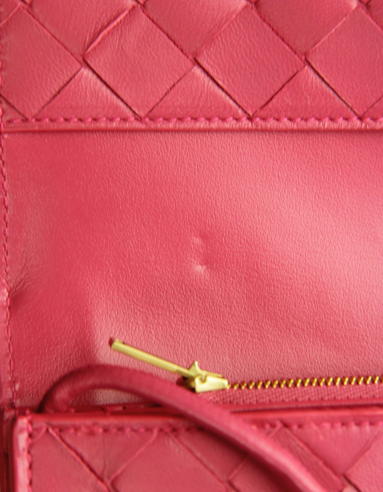 Bottega Veneta Rosa Intrecciato Portafoglio in pelle con tracolla Crossbody Bag in vendita 2