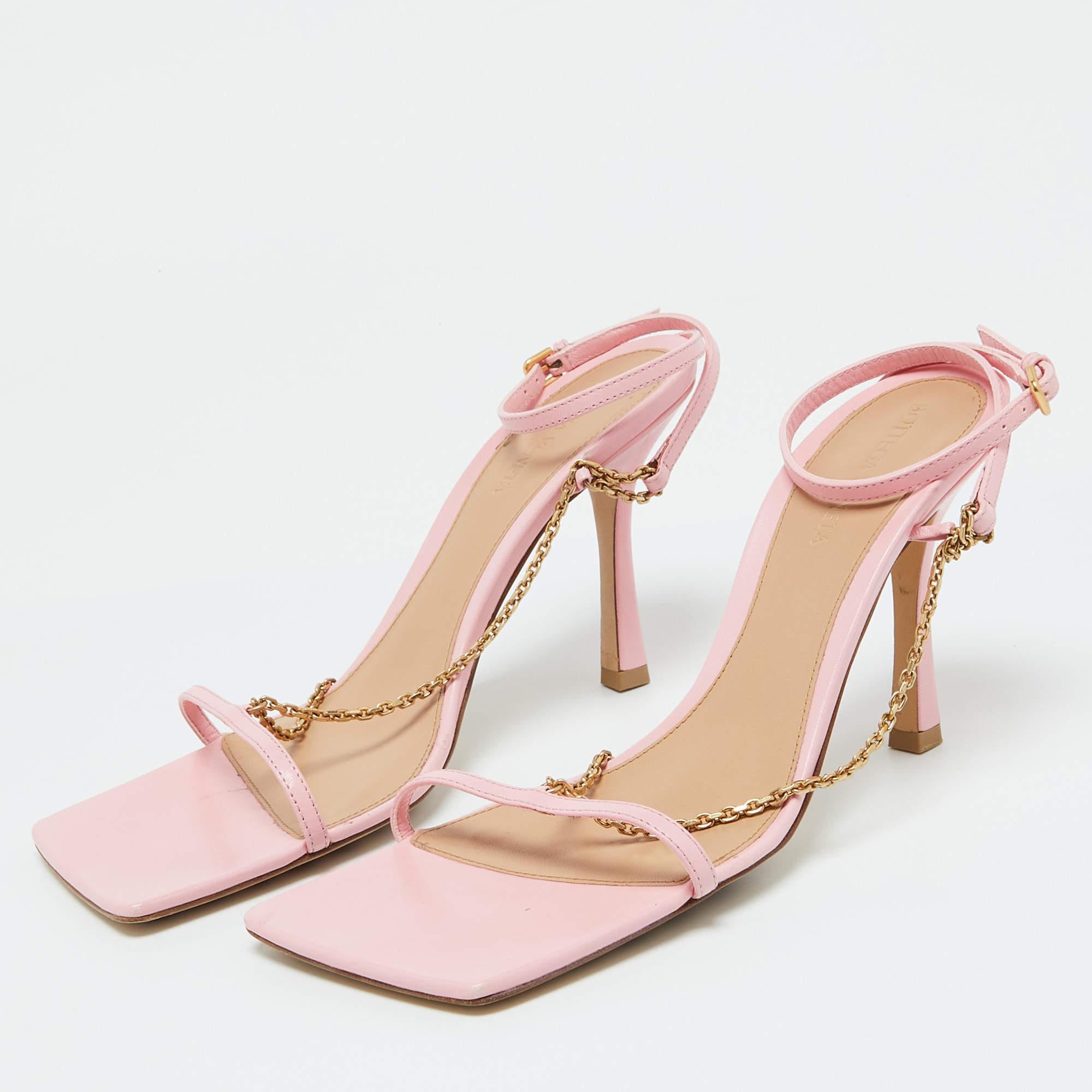 Mit diesen Sandalen von Bottega Veneta können Sie jedes Outfit aufpeppen. Sie sind vielseitig  schick  und kann leicht gestylt werden. Hergestellt aus hochwertigen MATERIALEN  Diese Sandalen sind gut gebaut und halten lange.