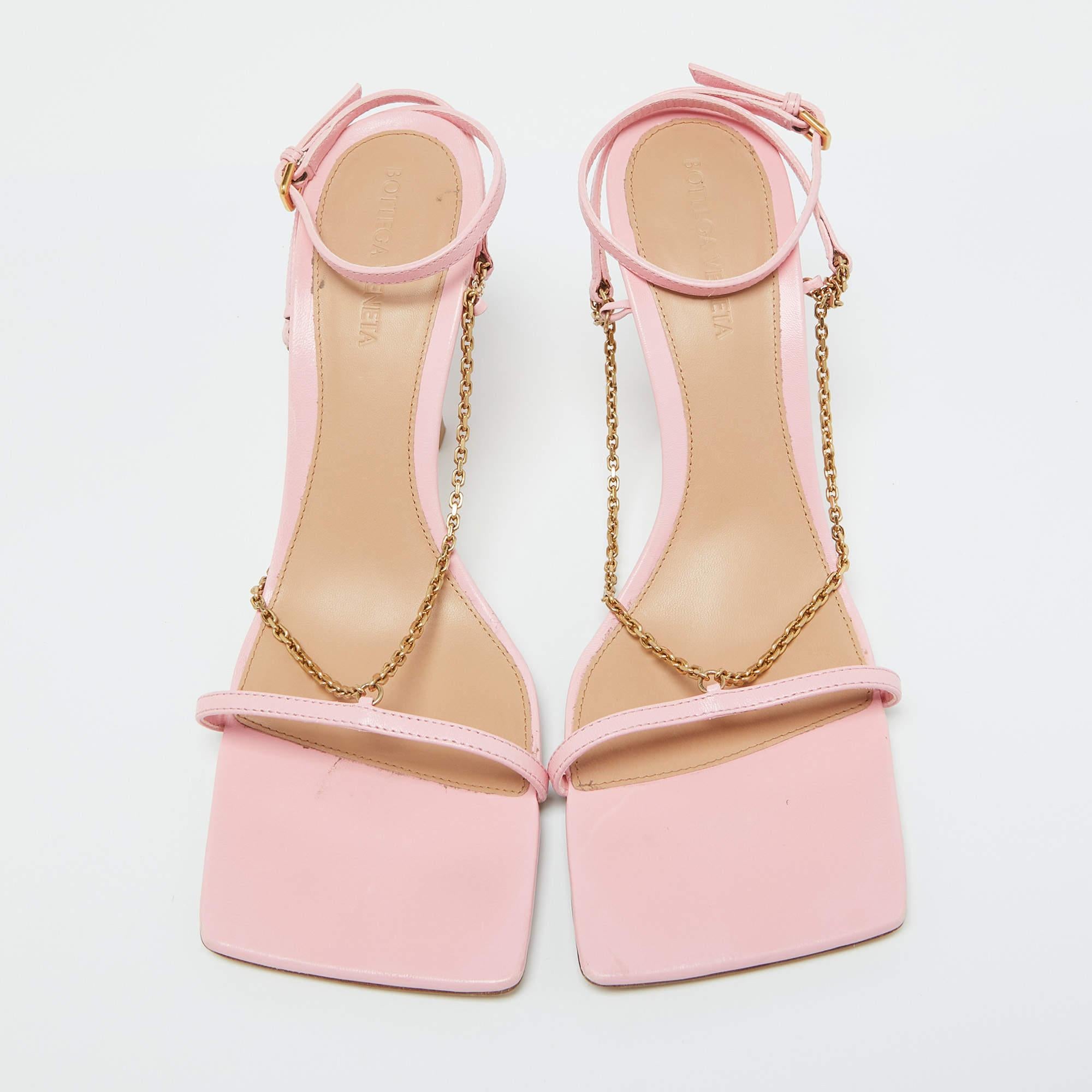 Bottega Veneta Rosa Sandalen mit Kette und Link T-Riemen aus Leder Größe 39 (Beige) im Angebot