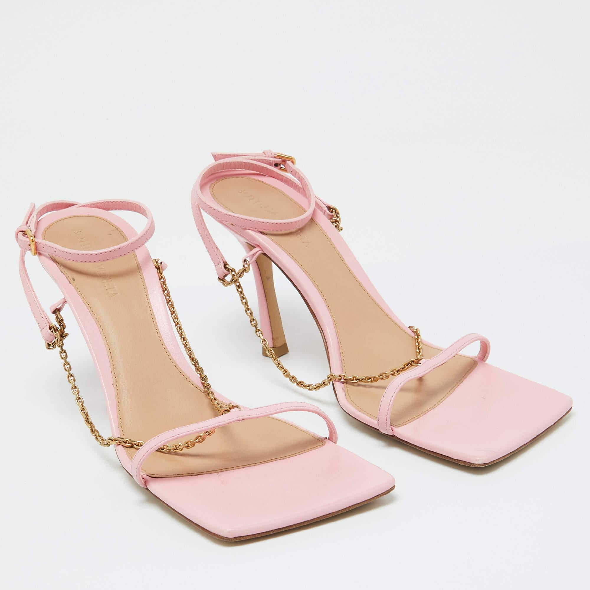Bottega Veneta Rosa Sandalen mit Kette und Link T-Riemen aus Leder Größe 39 im Zustand „Gut“ im Angebot in Dubai, Al Qouz 2