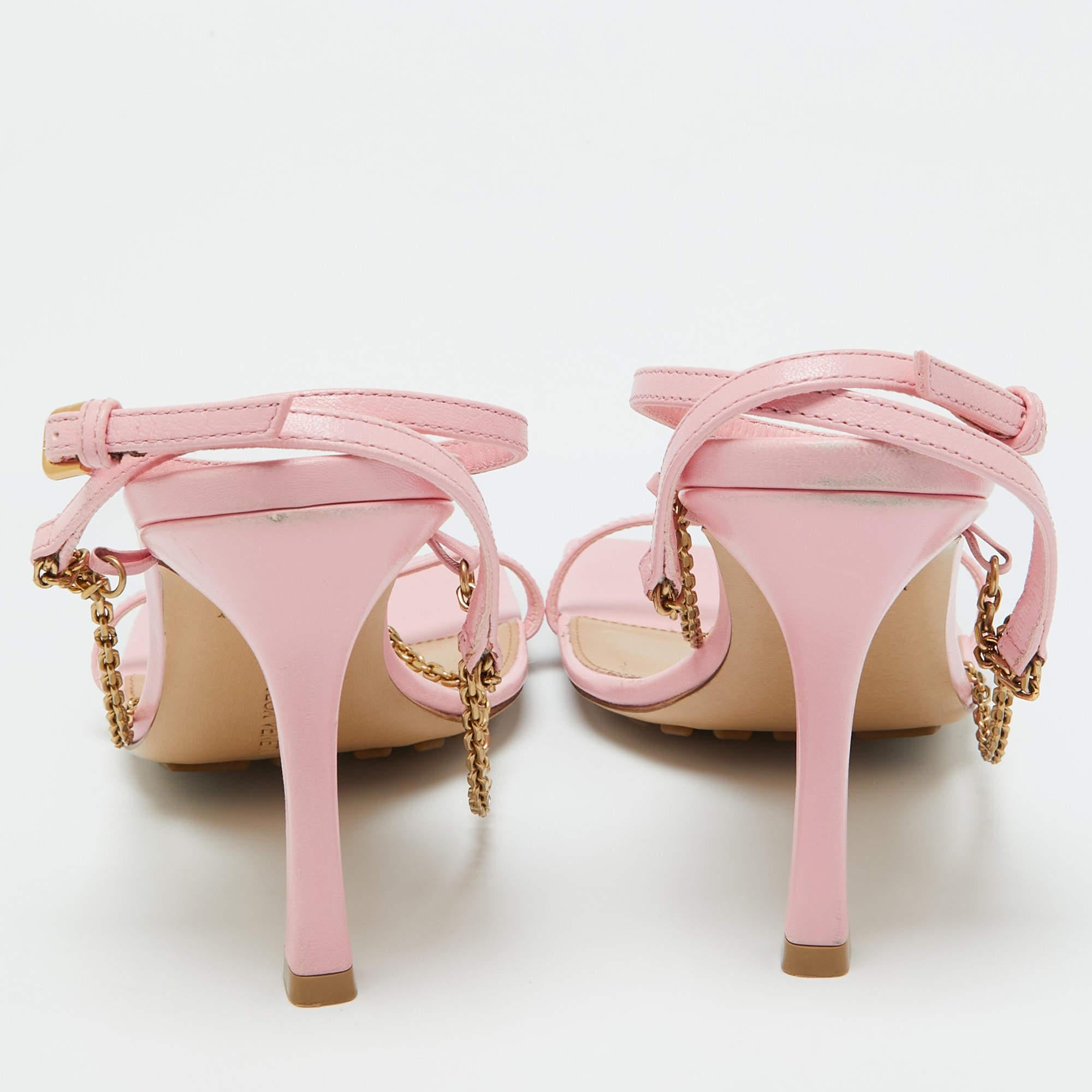 Bottega Veneta Rosa Sandalen mit Kette und Link T-Riemen aus Leder Größe 39 Damen im Angebot