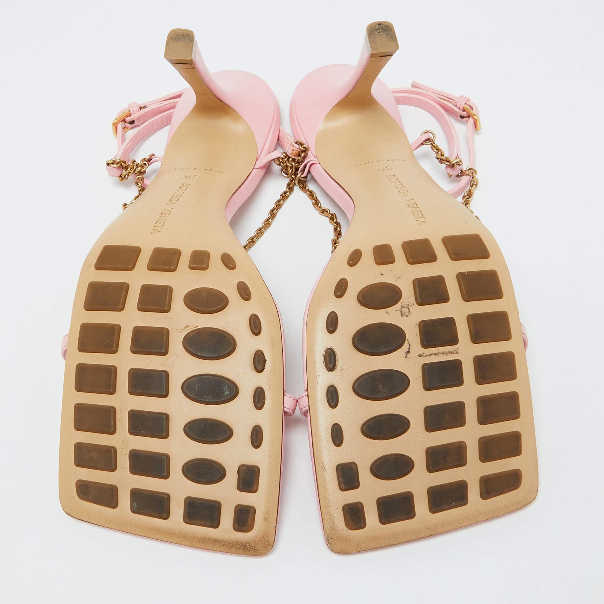 Bottega Veneta Rosa Sandalen mit Kette und Link T-Riemen aus Leder Größe 39 im Angebot 1