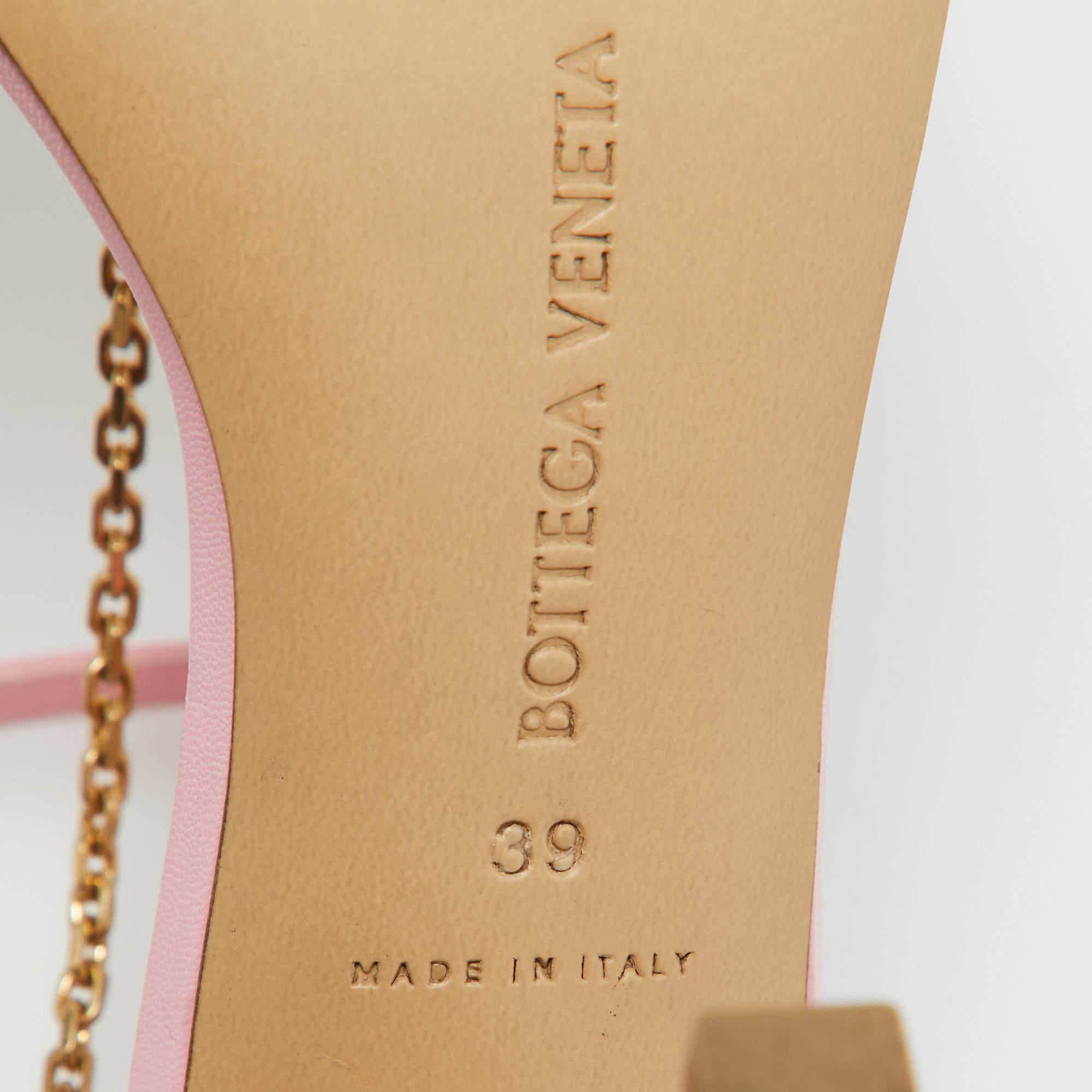 Bottega Veneta Rosa Sandalen mit Kette und Link T-Riemen aus Leder Größe 39 im Angebot 3