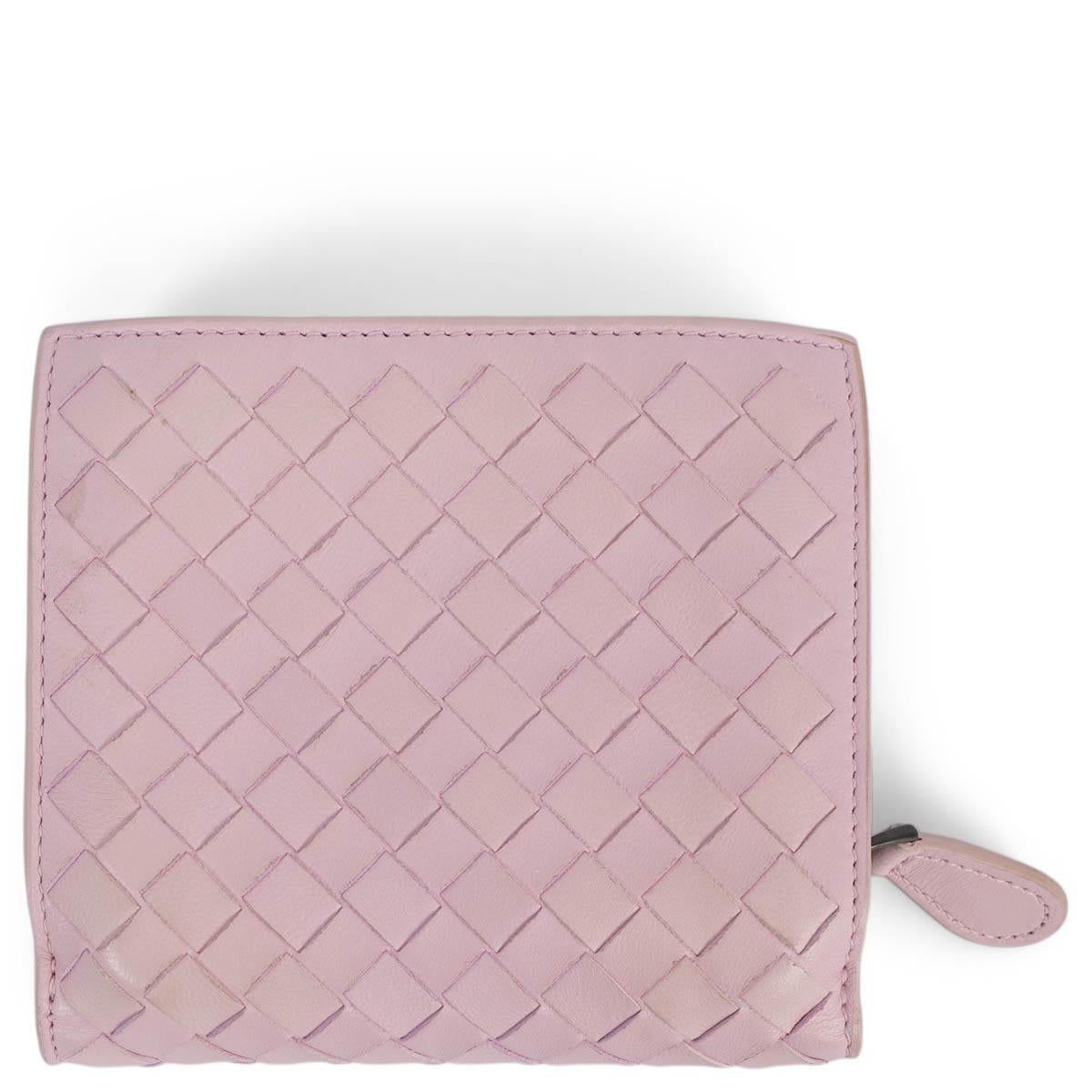 100% authentic Bottega Veneta Intrecciato Compact wallet in light pink Nappa leather. The interior features one zipped coin pocket, two open compartments and eight credit card slots. Has been carried and is in excellent condition. Come with dust bag