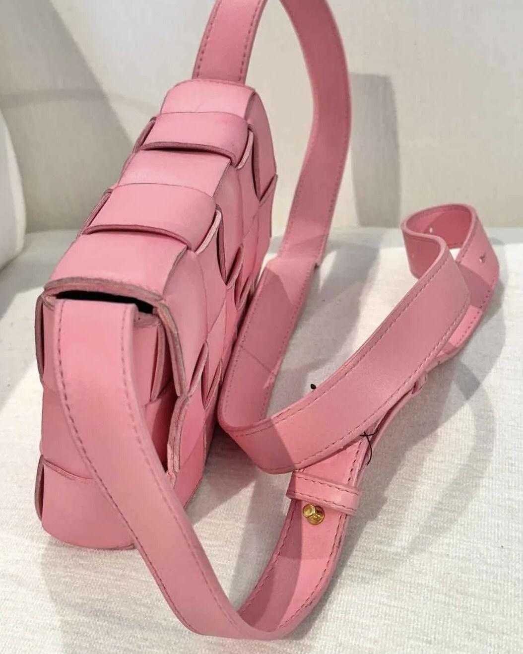 Bottega Veneta Pink Leather Intrecciato Maxi Cassette Bag In Good Condition For Sale In Montreal, Quebec