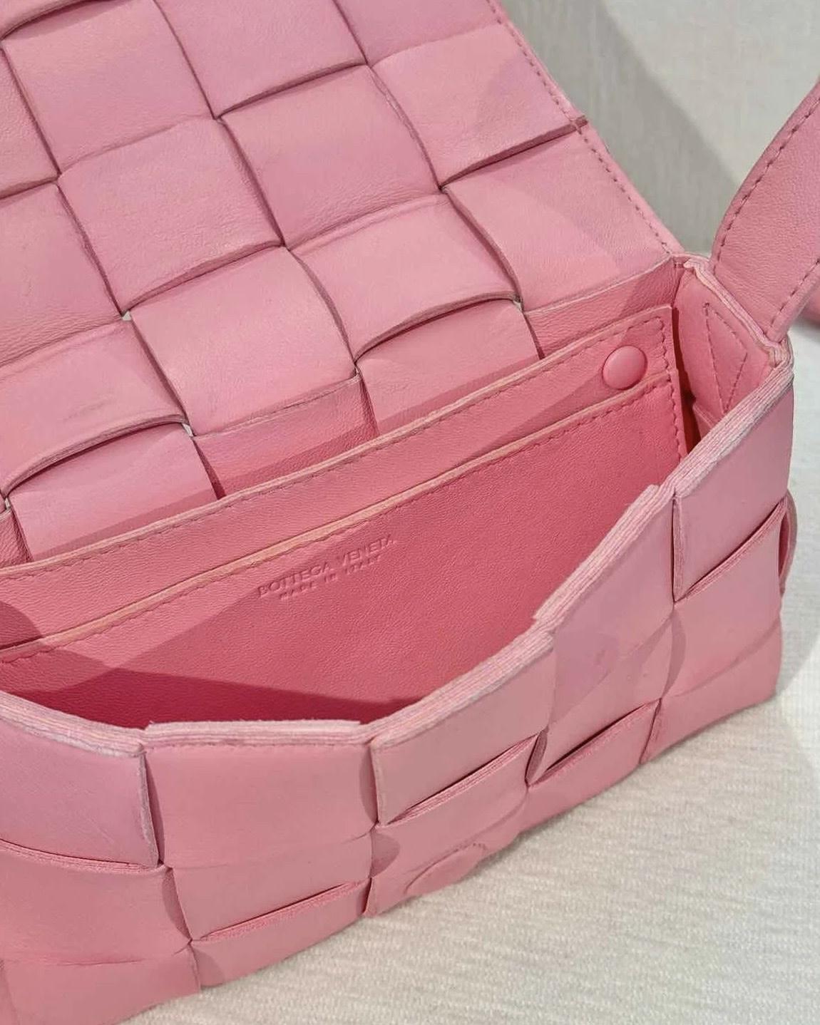 Women's Bottega Veneta Pink Leather Intrecciato Maxi Cassette Bag For Sale