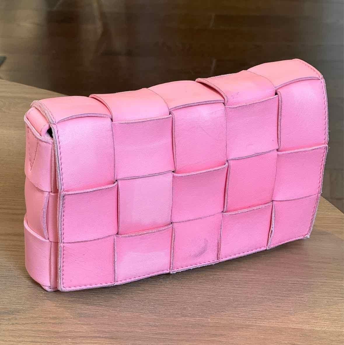 Bottega Veneta Pink Leather Intrecciato Maxi Cassette Bag For Sale 1