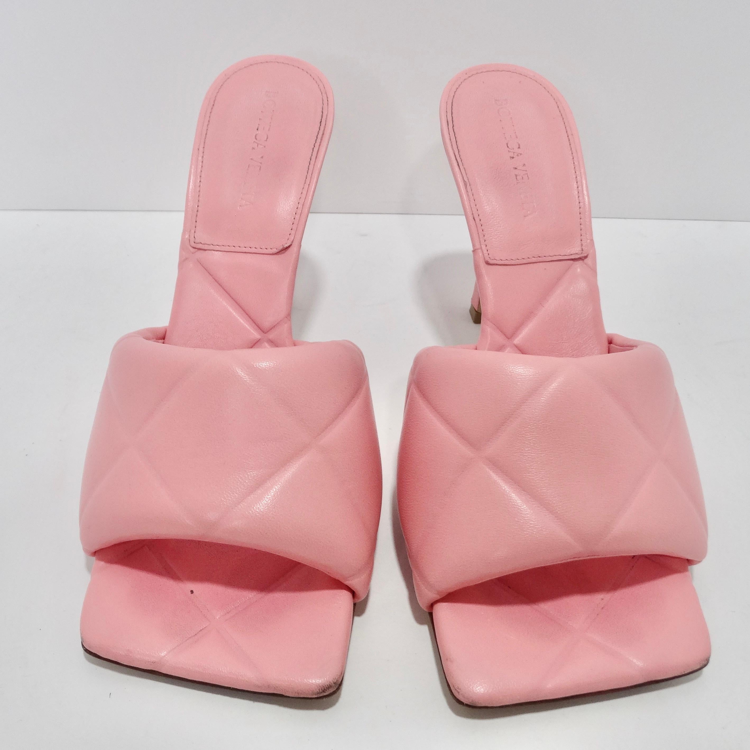 Élevez votre style avec les sandales Lido roses de Bottega Veneta - un véritable témoignage de l'esthétique emblématique de Bottega Veneta réimaginée avec une touche de modernité. Ces sandales sont l'incarnation du luxe contemporain dans une teinte