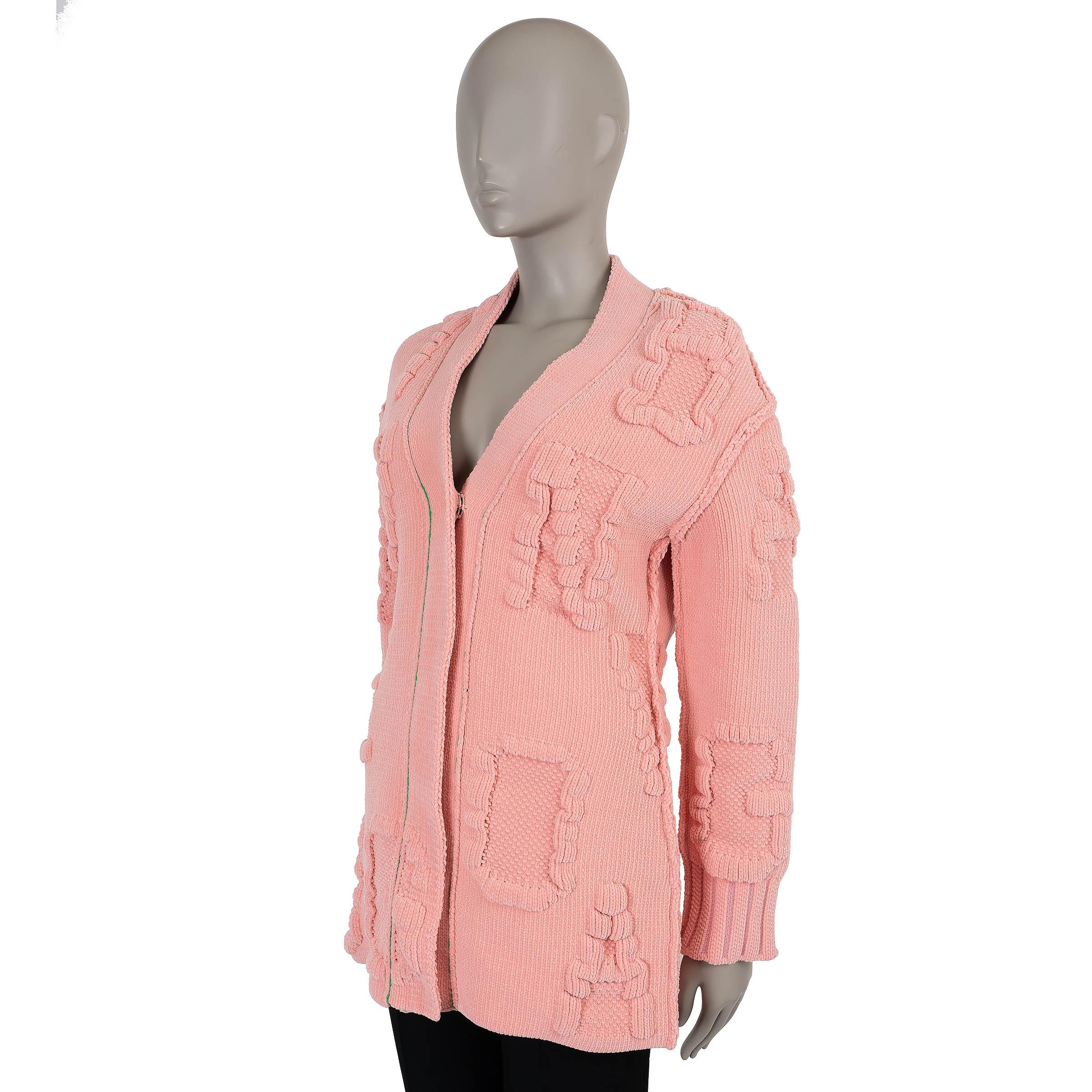 Diese 100% authentische Bottega Veneta-Strickjacke aus rosafarbenem Chenille-Polyamid (mit 1% Elastan) ist ein Statement-Stück von mühelosem Luxus. Es ist mit einem subtilen Schriftzug verziert und hat eine übergroße Passform, die für einen