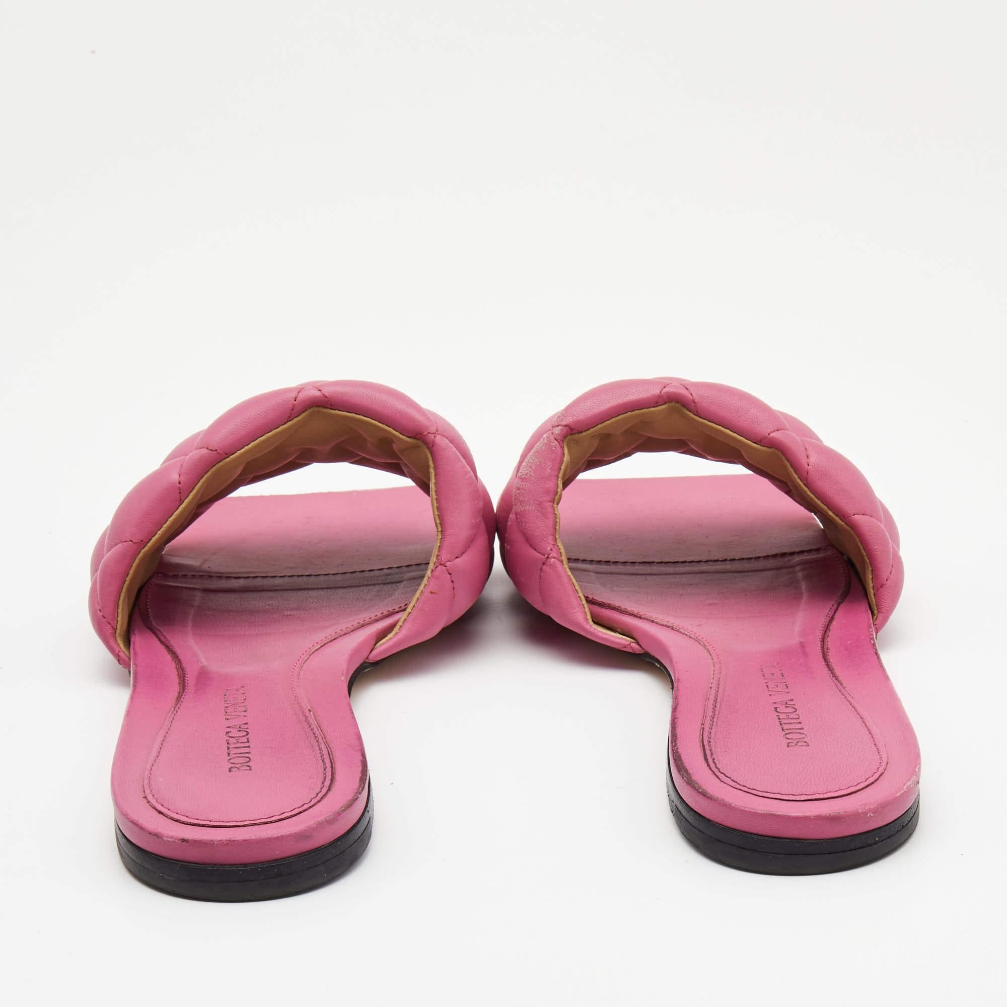 Bottega Veneta Pink Quilted Leather Flat Slides Size 37.5 In Good Condition In Dubai, Al Qouz 2
