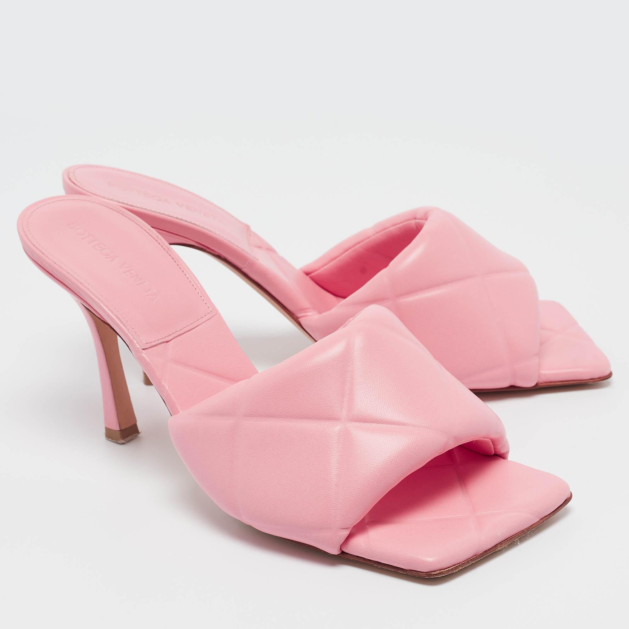 Women's Bottega Veneta Pink Quilted Leather Slide Sandals Size 40.5 For Sale