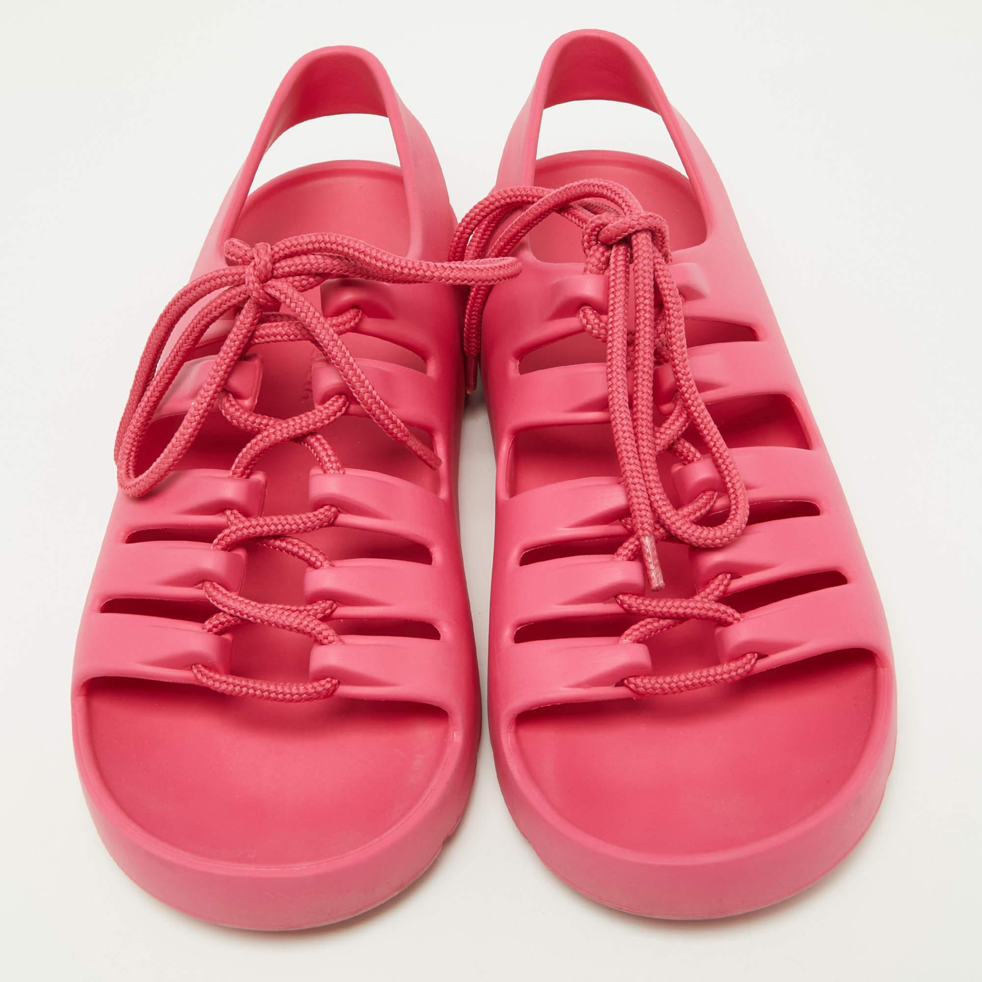 Bottega Veneta Pink Rubber Jelly Sandals Size 37 In Excellent Condition In Dubai, Al Qouz 2