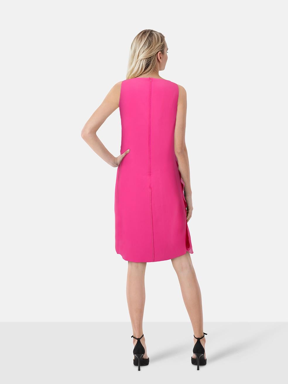L'ÉTAT est très bon. L'usure de la robe est minime. Usure minimale au bas du dos où des plucks au tissage sont visibles sur cet article de revente d'occasion du créateur Bottega Veneta.
 

 Détails
 

 

 Rose
 

 Polyester
 

 Robe
 

 Longueur au