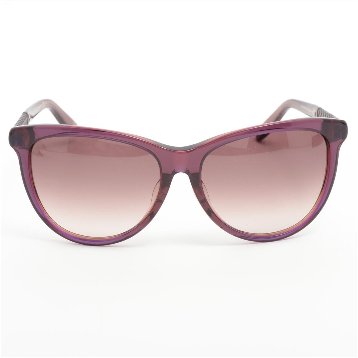 Die Bottega Veneta Kunststoff-Sonnenbrille in Violett ist eine kühne und moderne Brillenwahl, die mühelos modisches Design mit außergewöhnlicher Handwerkskunst verbindet. Der violette Farbton des aus hochwertigem Kunststoff gefertigten Rahmens
