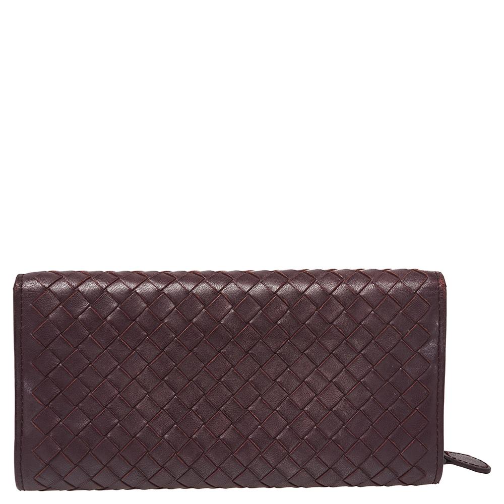 This continental wallet by Bottega Veneta is a must-have. Created from the brand's signature intrecciato leather, its front flap opens to a leather and fabric interior with multiple card slots, slip compartments, and a zip pocket to house your