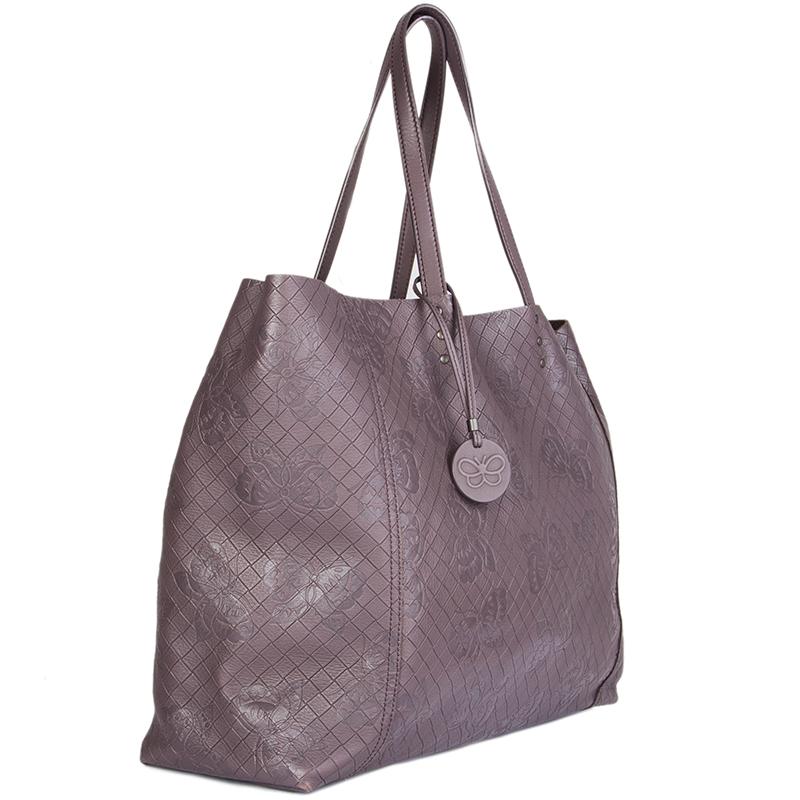 Bottega Veneta 'Intrecciomirage Papillon Tote' in brown with a light plum undertone embossed Intreccio butterly leather. Has been carried with some very faint used corners. Overall condition is excellent. 

Height 30cm (11.7in)
Width 39cm
