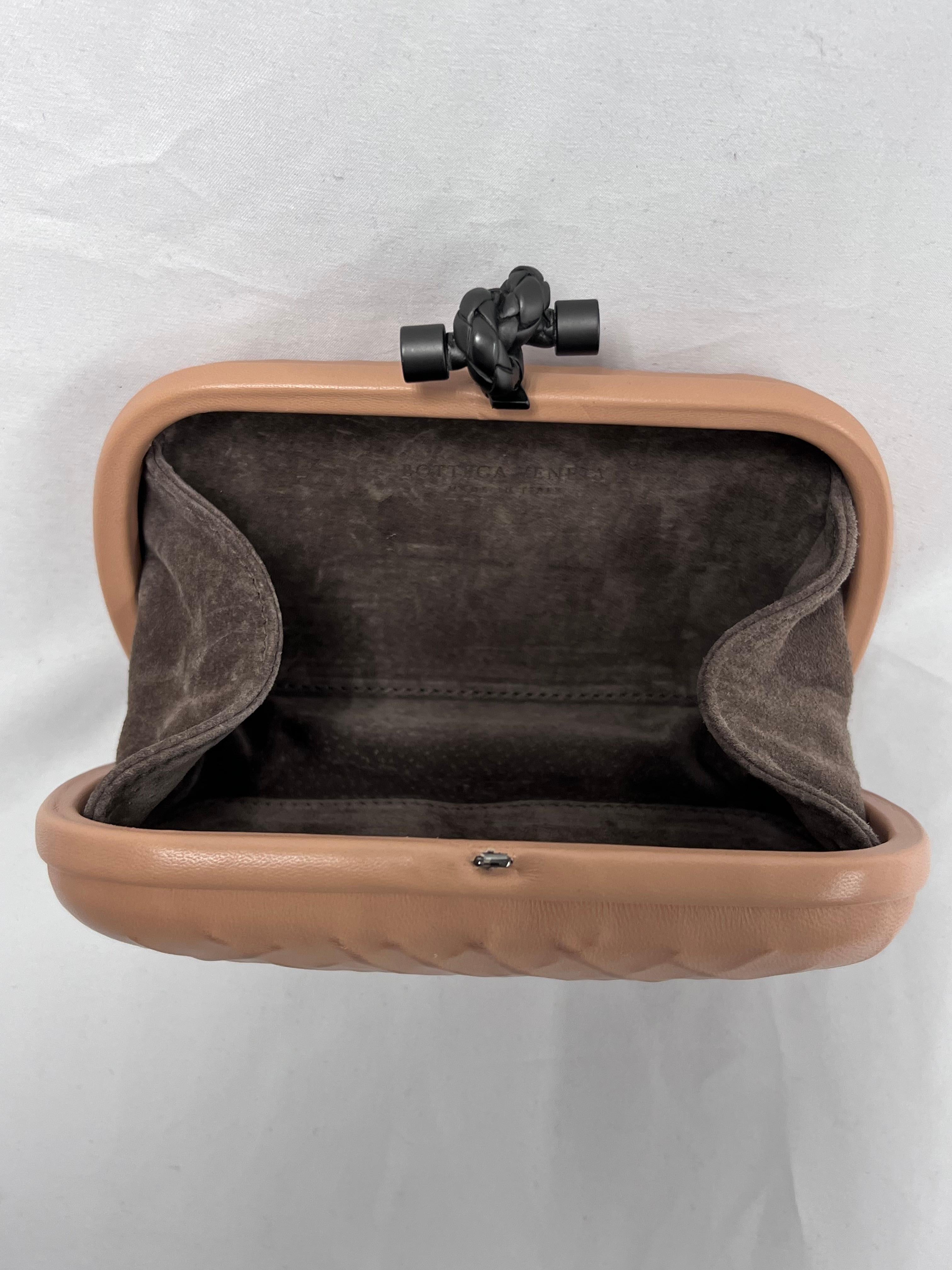 Bottega Veneta Pochette Knot Taupe Nappa Embossed Leather Clutch Bag In New Condition In West Hartford, CT