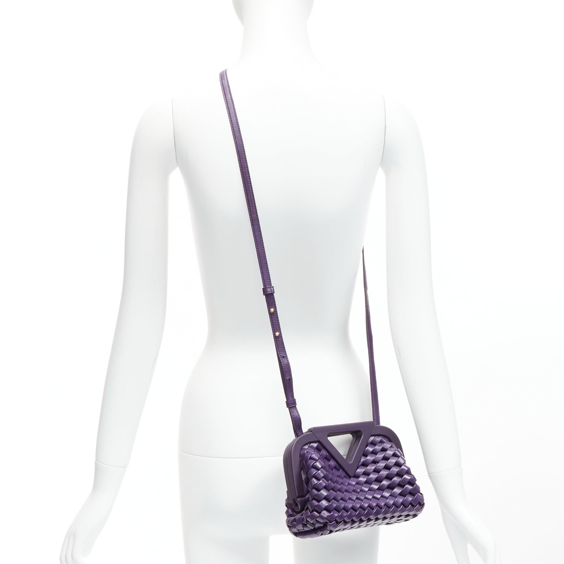 BOTTEGA VENETA Point purple Intrecciato woven triangle handle crossbody bag
Reference: LNKO/A02167
Brand: Bottega Veneta
Designer: Daniel Lee
Model: Point
Material: Leather
Color: Purple
Pattern: Solid
Closure: Magnet
Extra Details: Detachable