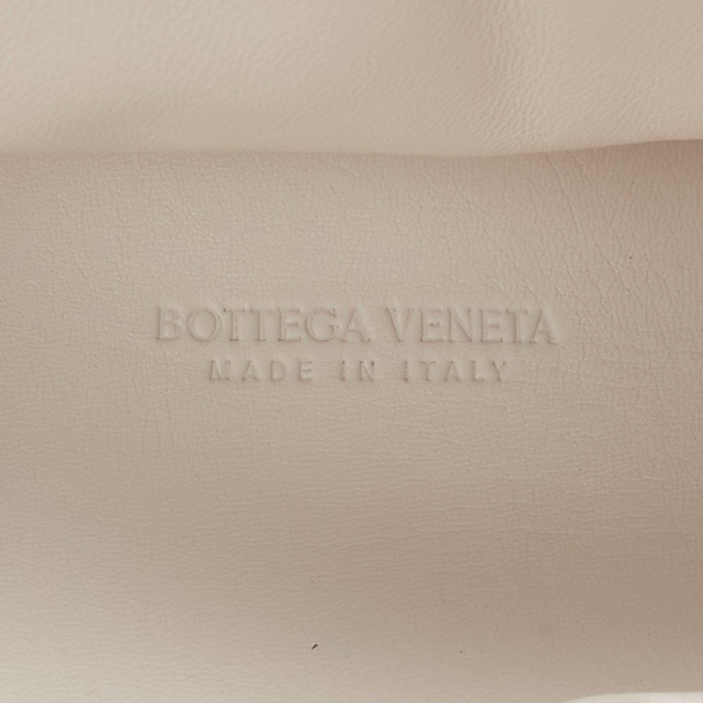 BOTTEGA VENETA Point Triangle white sponge boucle curly raffia leather bag For Sale 5