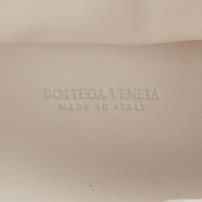 BOTTEGA VENETA Point Triangle white sponge boucle raffia leather shoulder bag For Sale 5