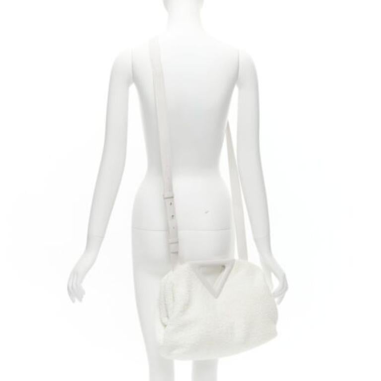 BOTTEGA VENETA Point Triangle white sponge boucle raffia leather shoulder bag
Reference: LNKO/A02193
Brand: Bottega Veneta
Designer: Daniel Lee
Model: Point Triangle
Material: Raffia, Leather
Color: White
Pattern: Solid
Closure: Magnet
Lining: White
