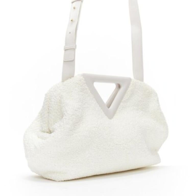 White BOTTEGA VENETA Point Triangle white sponge boucle raffia leather shoulder bag For Sale