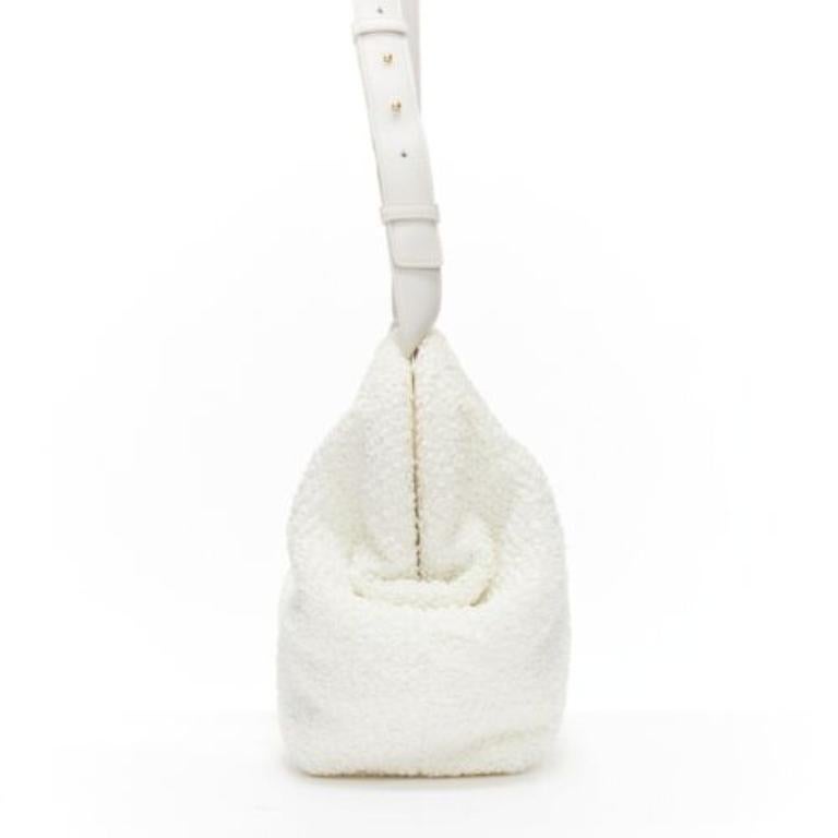 BOTTEGA VENETA Point Triangle white sponge boucle raffia leather shoulder bag In Good Condition For Sale In Hong Kong, NT