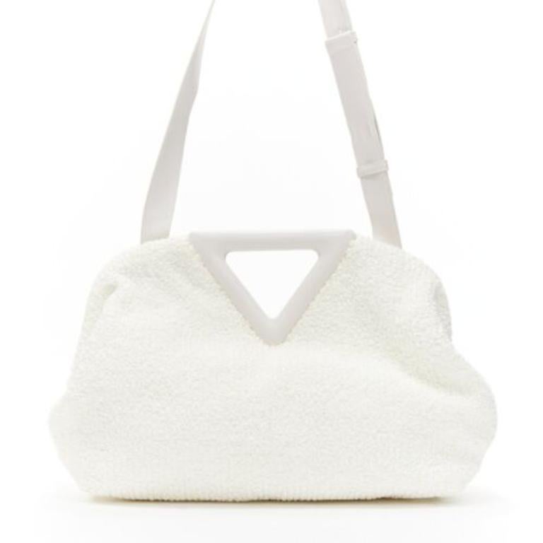 Women's BOTTEGA VENETA Point Triangle white sponge boucle raffia leather shoulder bag For Sale