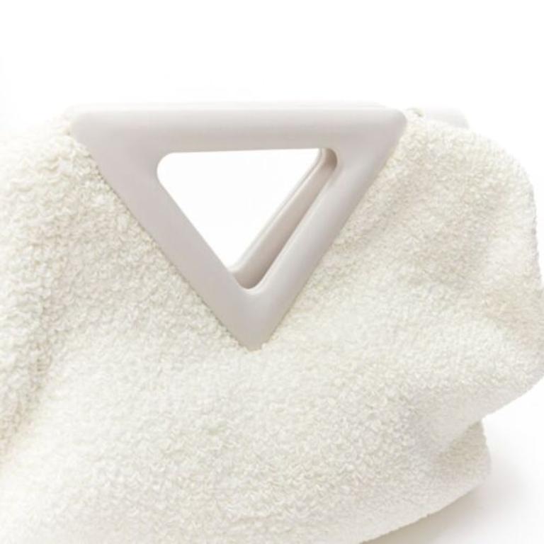 BOTTEGA VENETA Point Triangle white sponge boucle raffia leather shoulder bag For Sale 2