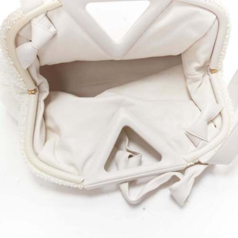 BOTTEGA VENETA Point Triangle white sponge boucle raffia leather shoulder bag For Sale 4