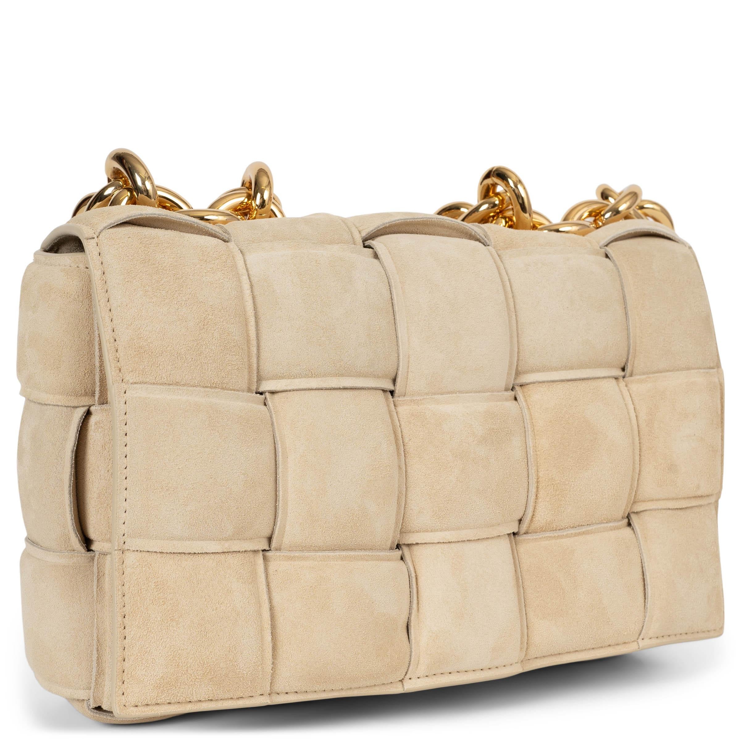 Ce sac à bandoulière à rabat Chain Cassette en daim Porridge (beige pâle), 100% authentique de Bottega Veneta, est une version raffinée du modèle emblématique de la maison. Confectionné en daim Silhouette Intrecciato paddé, il présente une