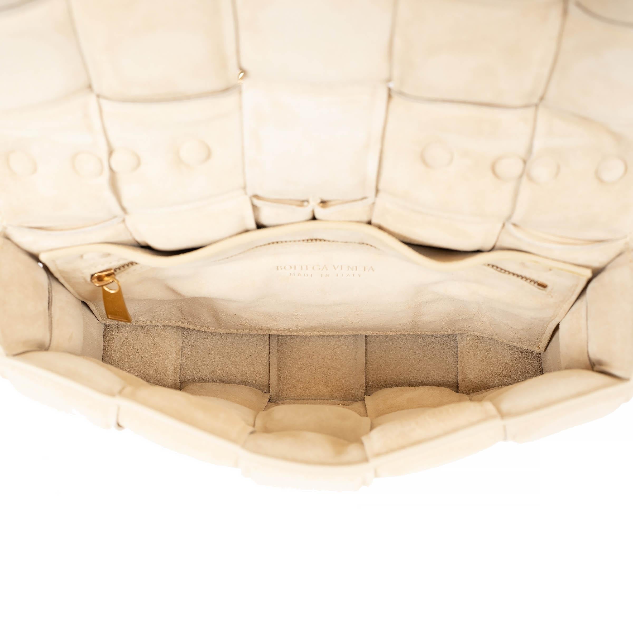 BOTTEGA VENETA Sac à main en daim Intrecciato beige porridge Maxi Pour femmes en vente