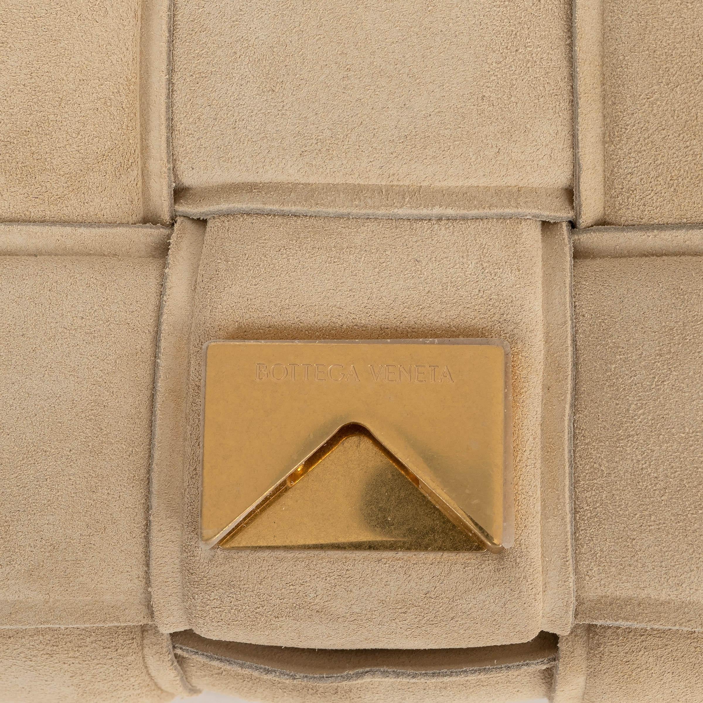 BOTTEGA VENETA Sac à main en daim Intrecciato beige porridge Maxi en vente 1