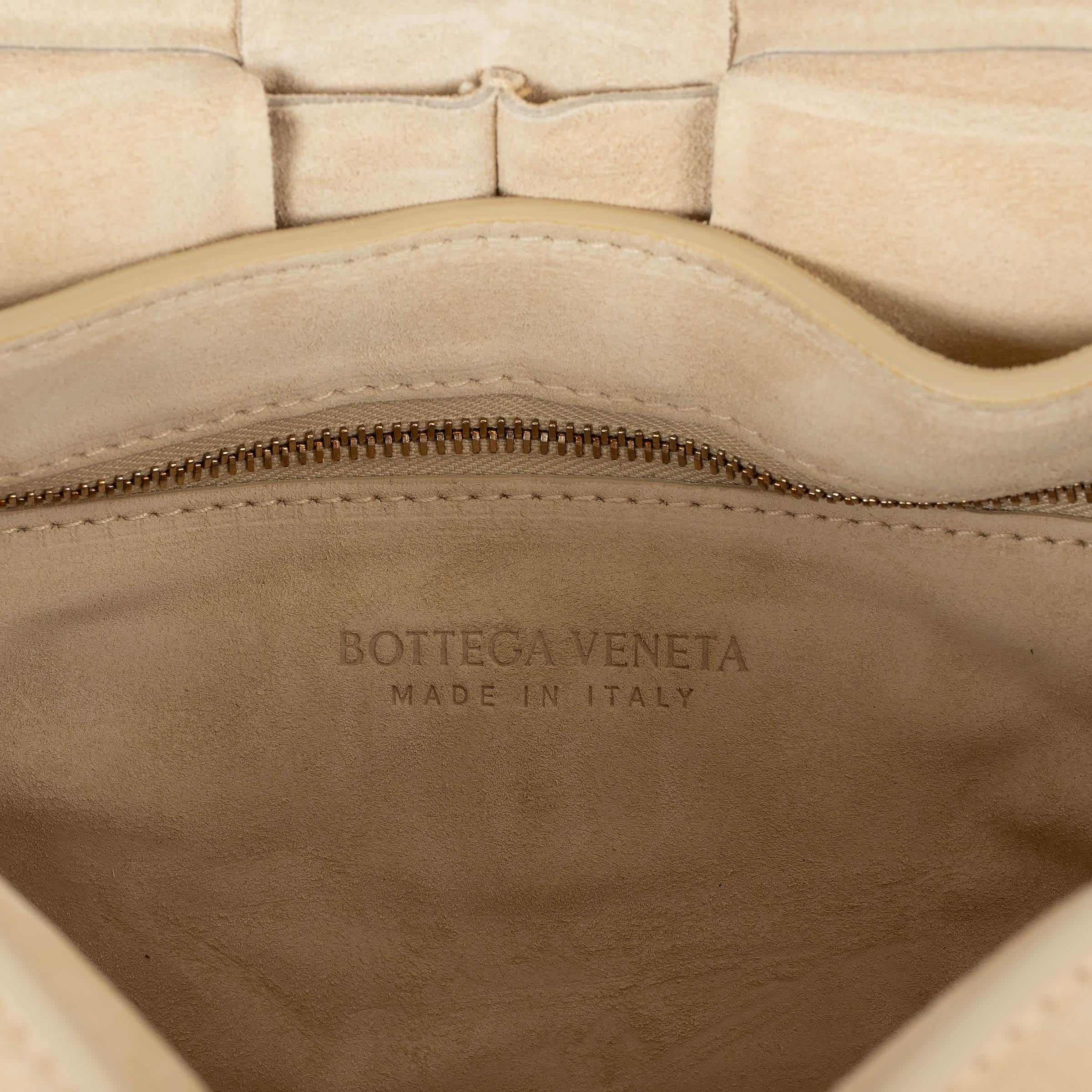 BOTTEGA VENETA Sac à main en daim Intrecciato beige porridge Maxi en vente 2