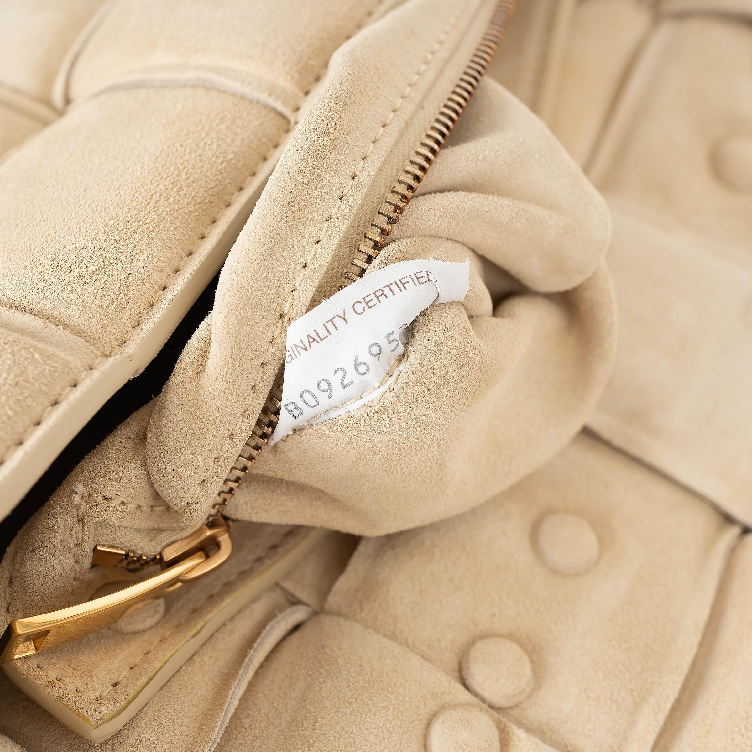 BOTTEGA VENETA Sac à main en daim Intrecciato beige porridge Maxi en vente 3