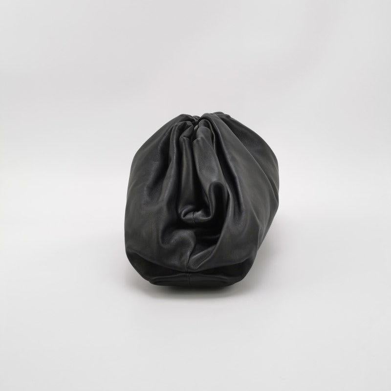 Bottega Veneta Bolsa Piel de Becerro Negra Grande
  Estas son fotos profesionales de la bolsa real ofrecida por Luxbags.
  Esta Bolsa Bottega Veneta destaca brillantemente, con su lujosa piel de becerro. En el interior, presenta una suave piel del