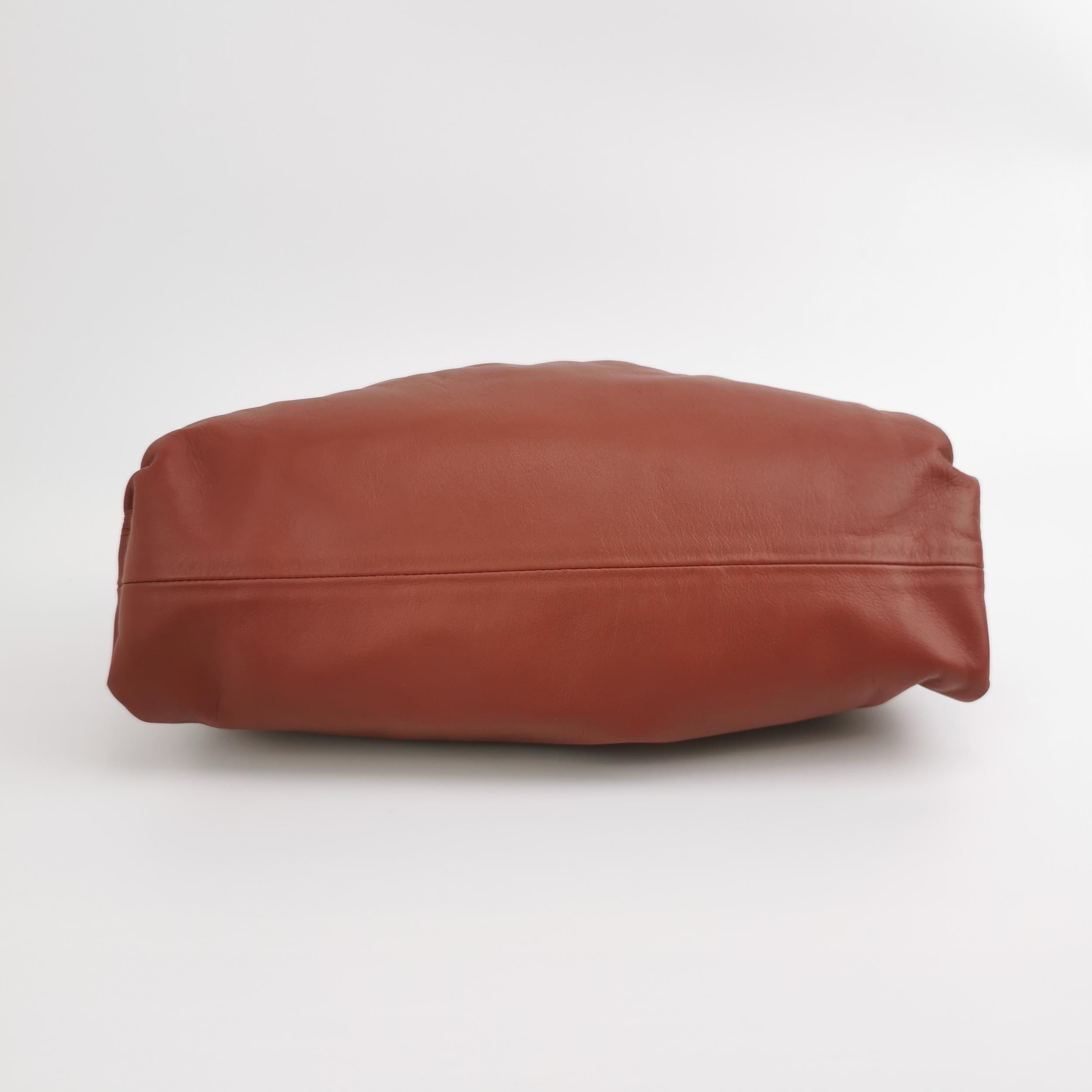 DETALLES: Marca: Bottega Veneta Model: Bolsa Tamaño: Grande Dimensiones: A36 x A20 x P10cm Peso: 660g Material: Piel de becerro Color: Rojo ladrillo
 Color del hardware: Dorado 

ESTADO: Excelente estado con mínimas señales de uso. Ligeras rozaduras