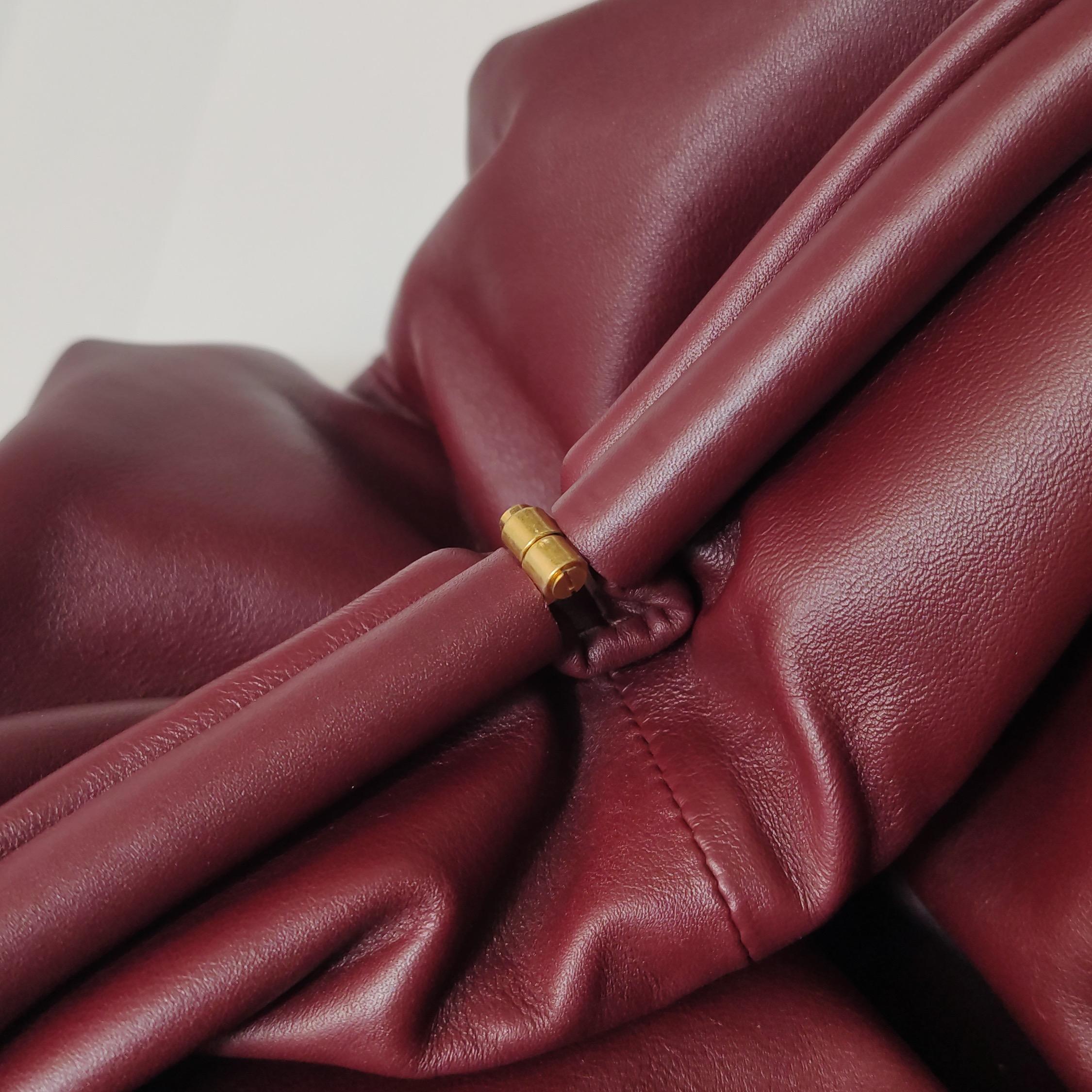 Bottega Veneta Pouch in pelle di vitello borgogna grande in vendita 5