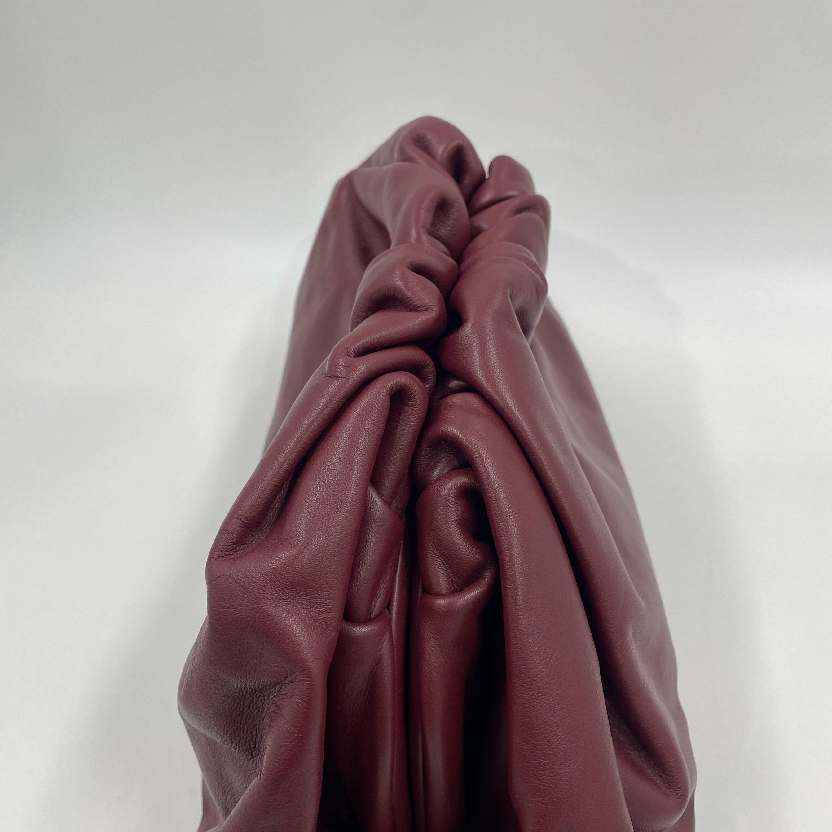 Bottega Veneta Pochette en cuir de veau Bourgogne Large en vente 5