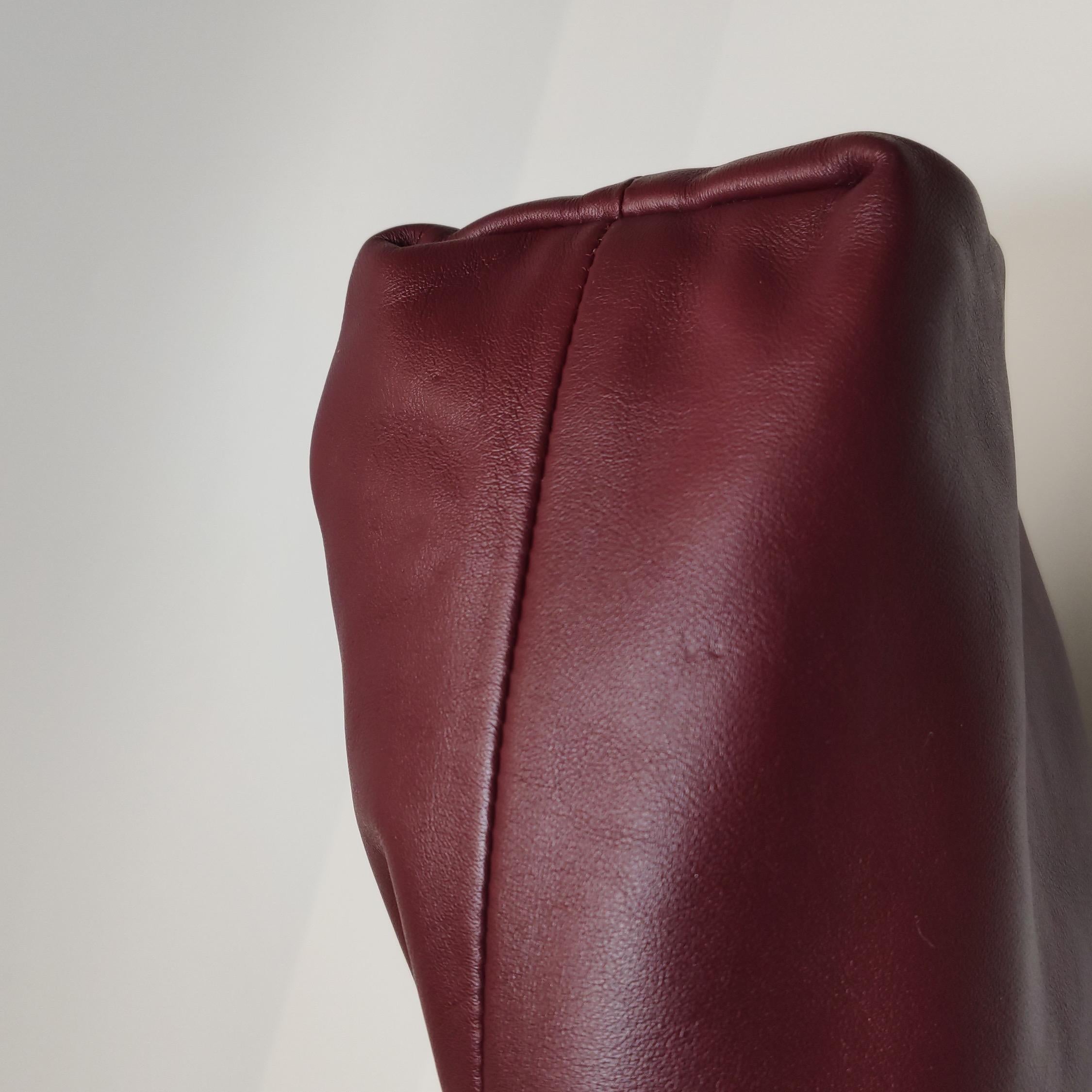 Bottega Veneta Pouch in pelle di vitello borgogna grande in vendita 6