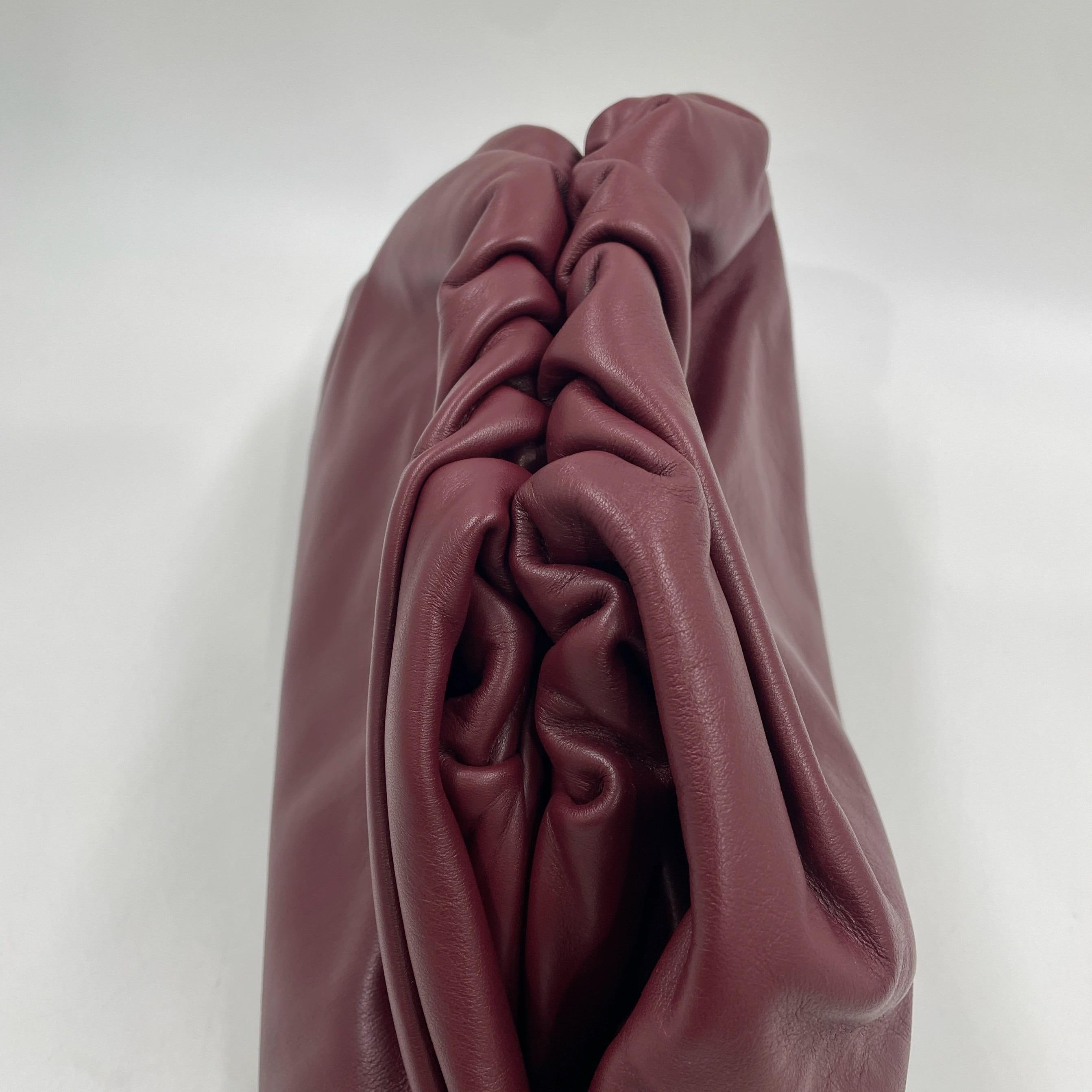 Bottega Veneta Pochette en cuir de veau Bourgogne Large en vente 6