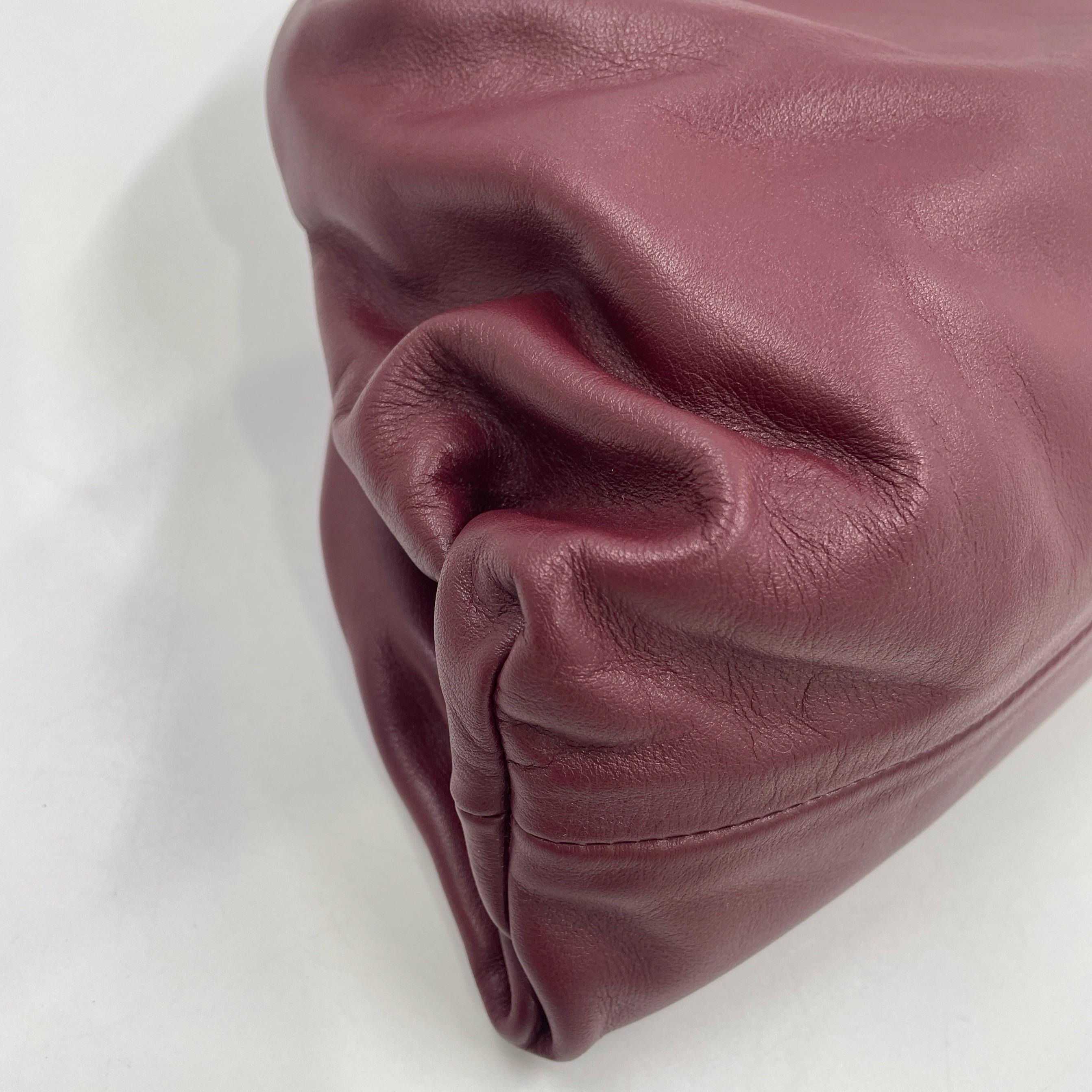Bottega Veneta Pochette en cuir de veau Bourgogne Large en vente 7