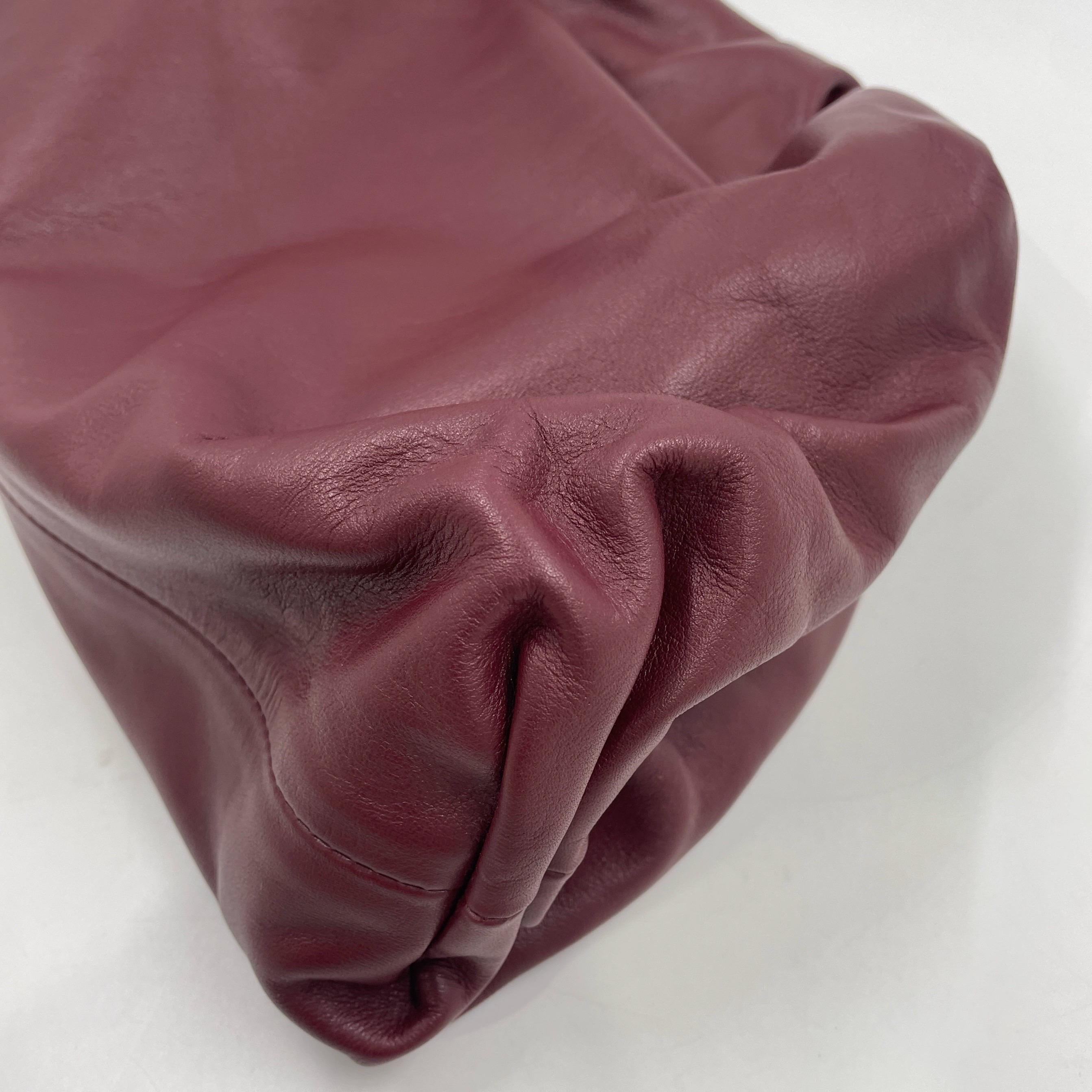 Bottega Veneta Pochette en cuir de veau Bourgogne Large en vente 8