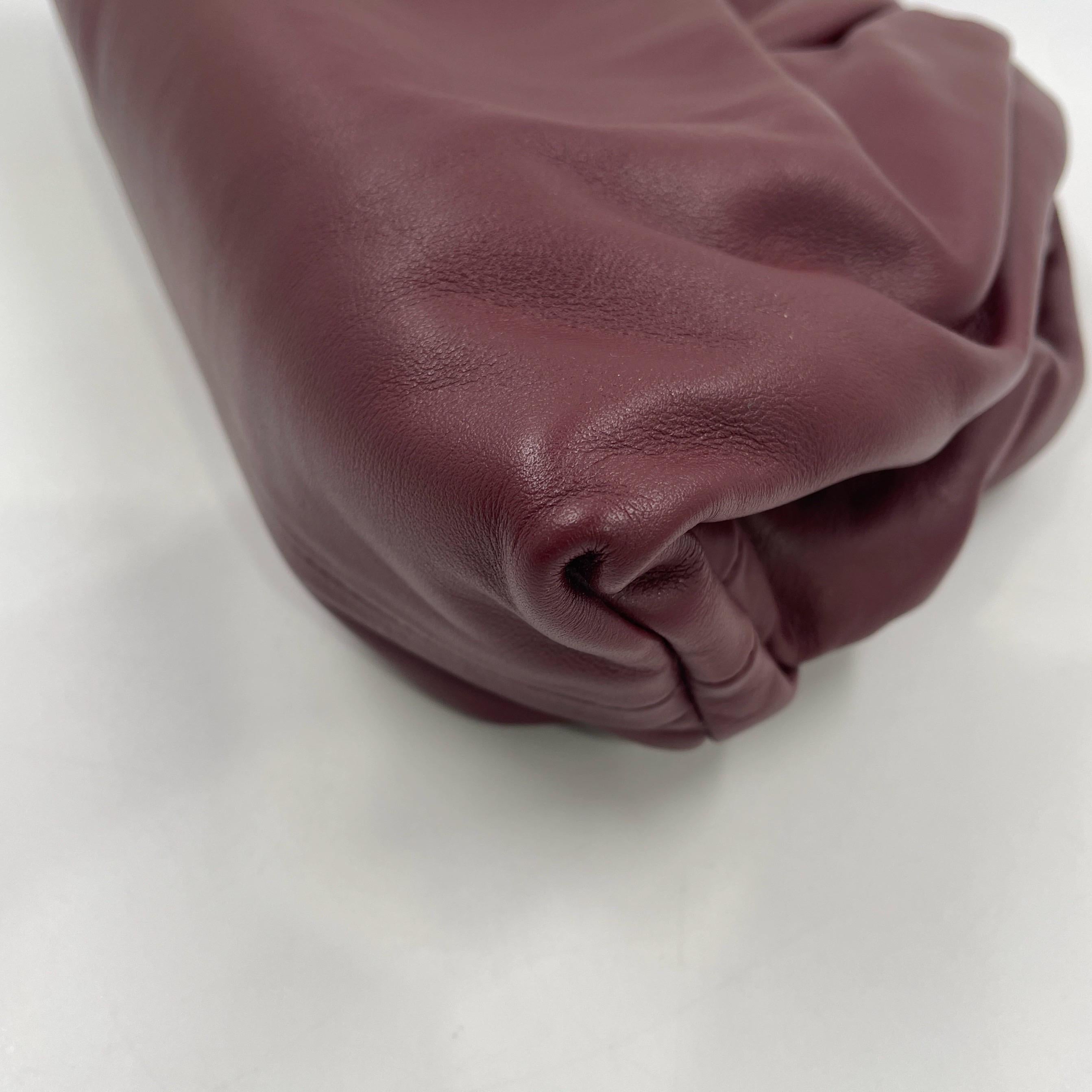 Bottega Veneta Pochette en cuir de veau Bourgogne Large en vente 10