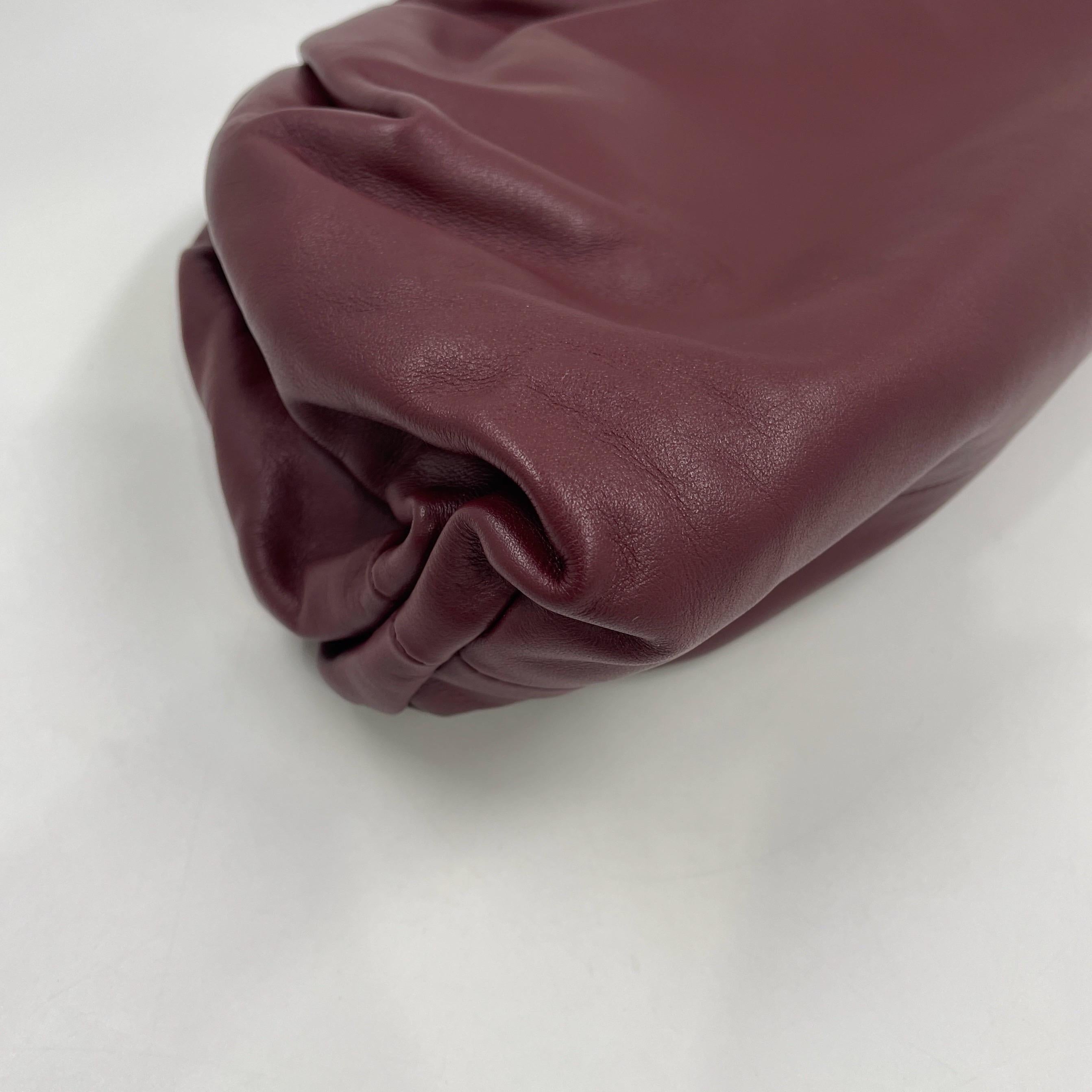 Bottega Veneta Pochette en cuir de veau Bourgogne Large en vente 11