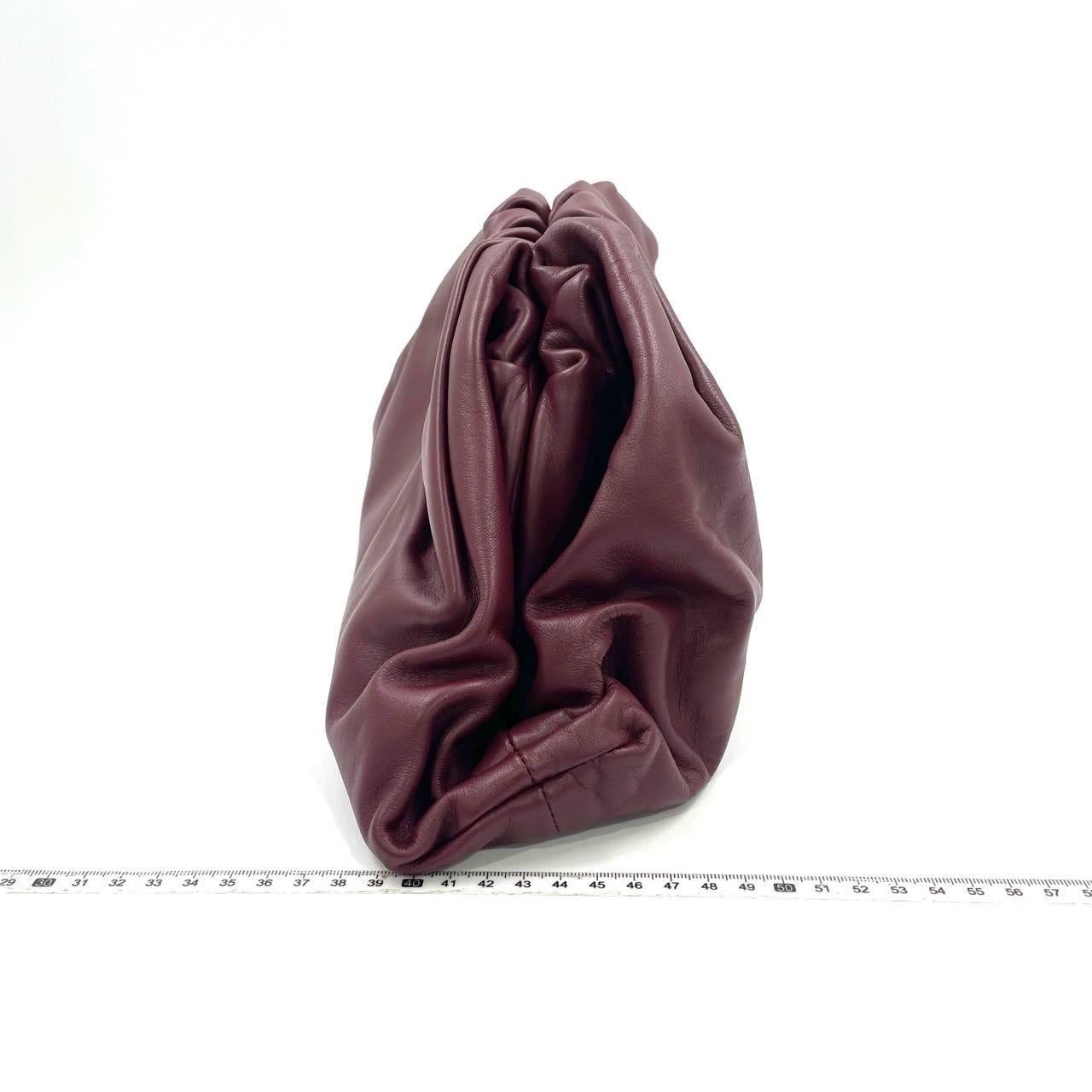 Bottega Veneta Pochette en cuir de veau Bourgogne Large en vente 14