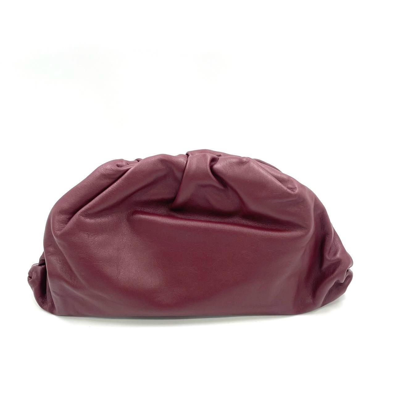 Bottega Veneta Pochette en cuir de veau Bourgogne Large
Il s'agit de photos professionnelles du sac offert par Luxbags.
Cette pochette Bottega Veneta se distingue brillamment par son luxueux cuir de veau. À l'intérieur, il est doté d'un cuir souple