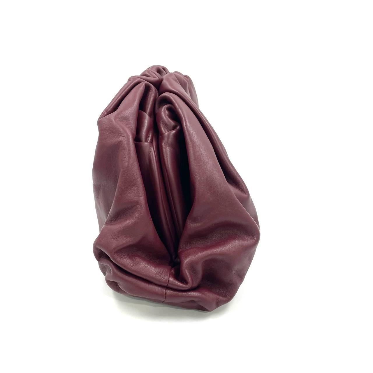 Marron Bottega Veneta Pochette en cuir de veau Bourgogne Large en vente