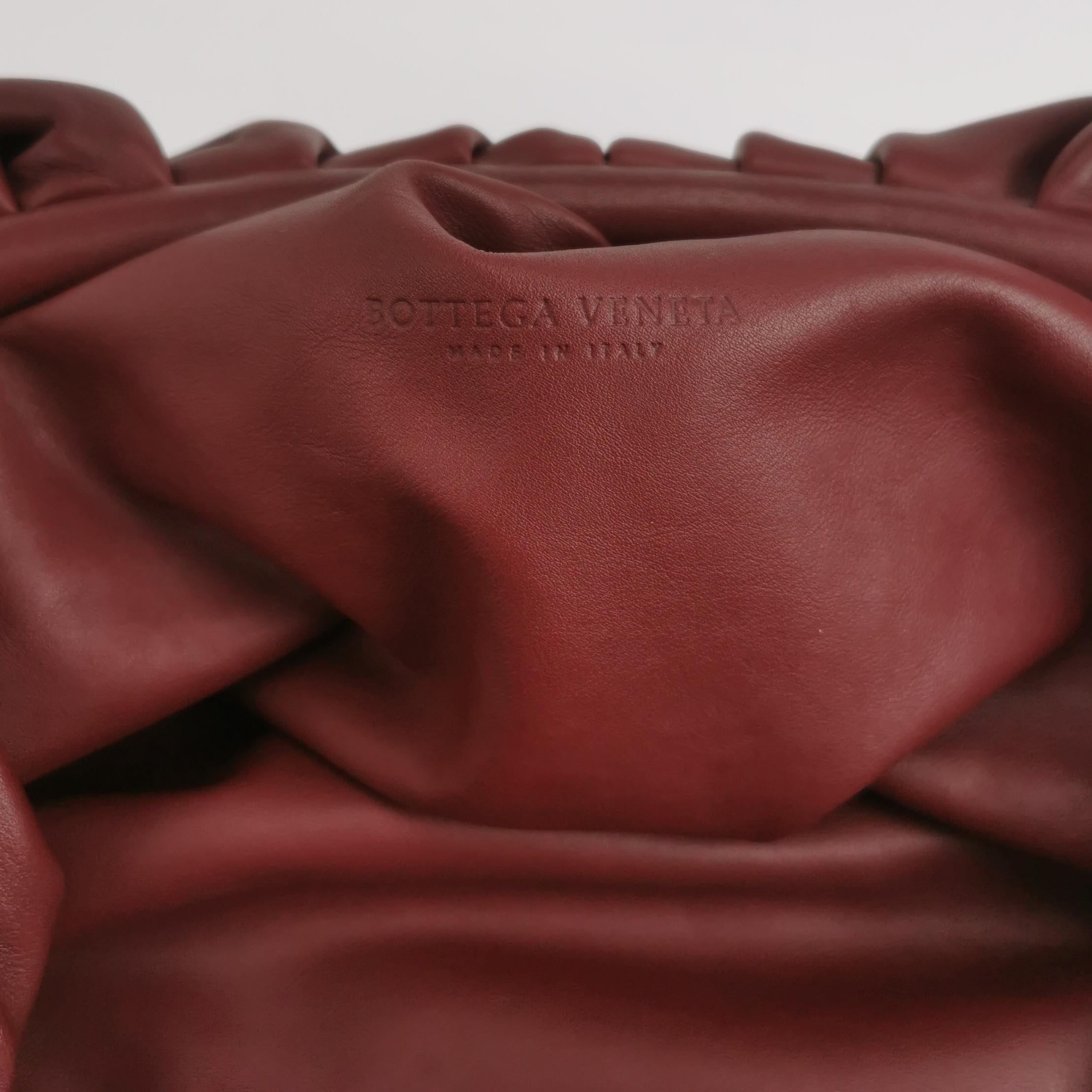 Bottega Veneta Pouch in pelle di vitello borgogna grande In condizioni ottime in vendita a AUBERVILLIERS, FR