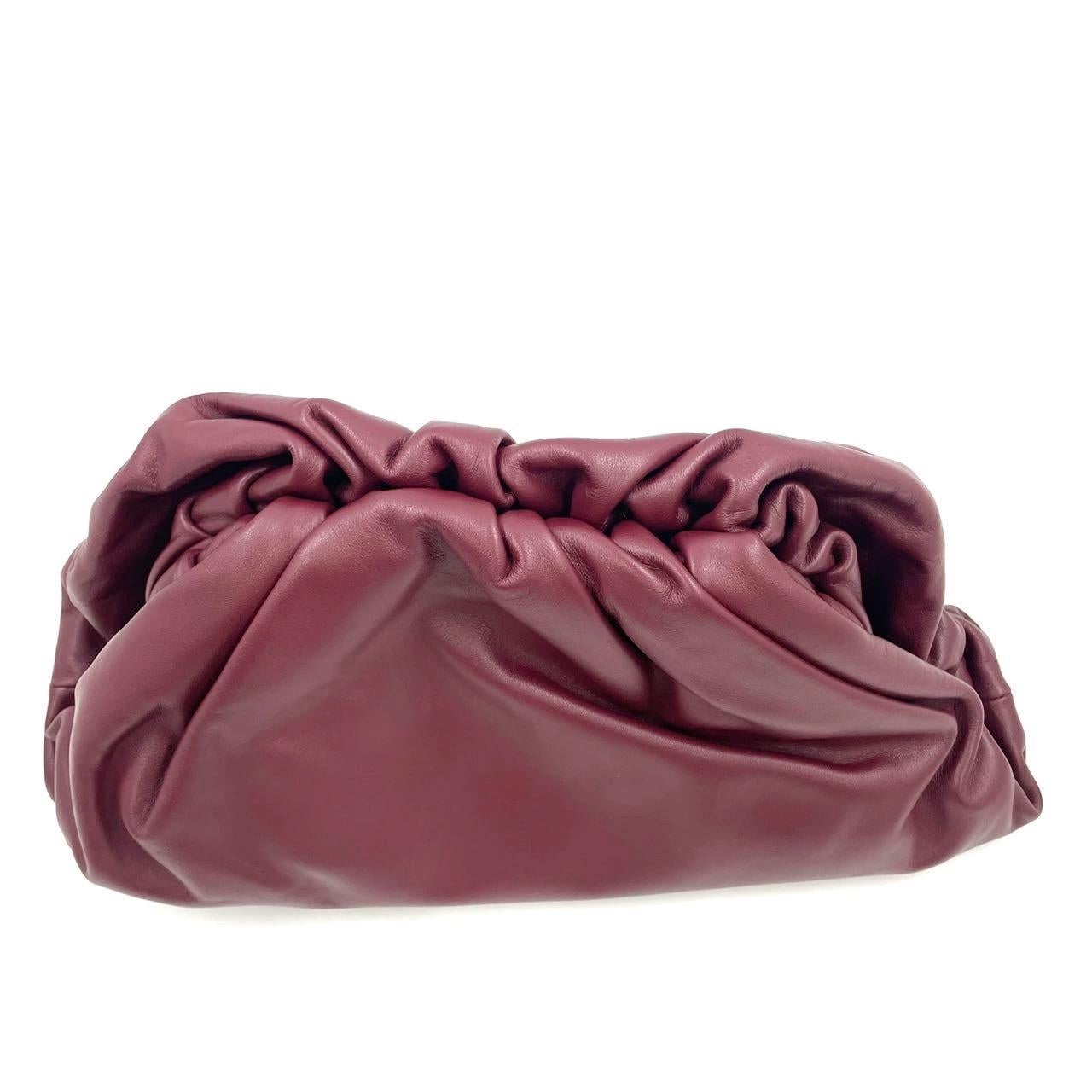 Bottega Veneta Pochette en cuir de veau Bourgogne Large Excellent état - En vente à AUBERVILLIERS, FR